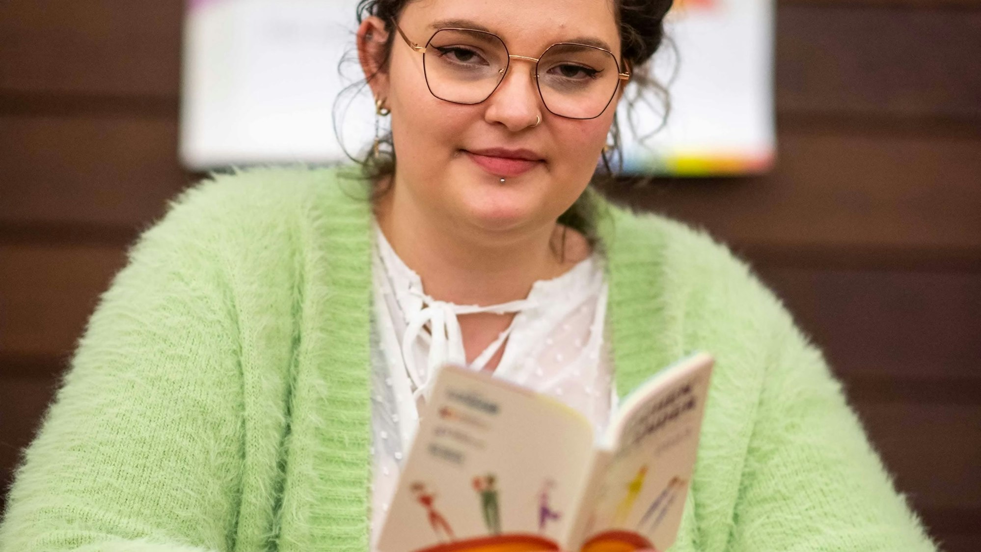 Lilly Oberholz stellt im Kreishaus den neuen Mädchenkalender vor.