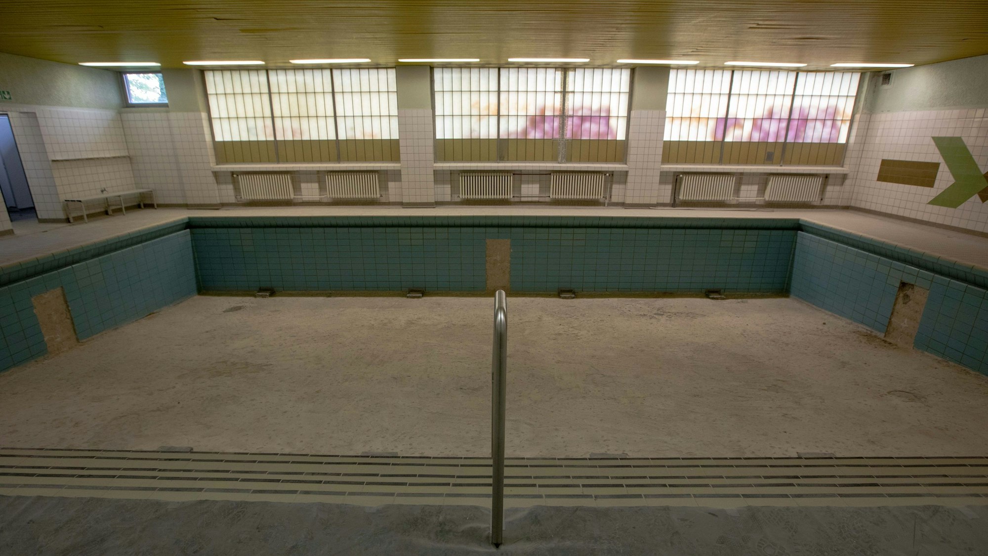 Das marode Lehrschwimmbecken an der Gemeinschaftsgrundschule Hohe Straße in Ensen.
