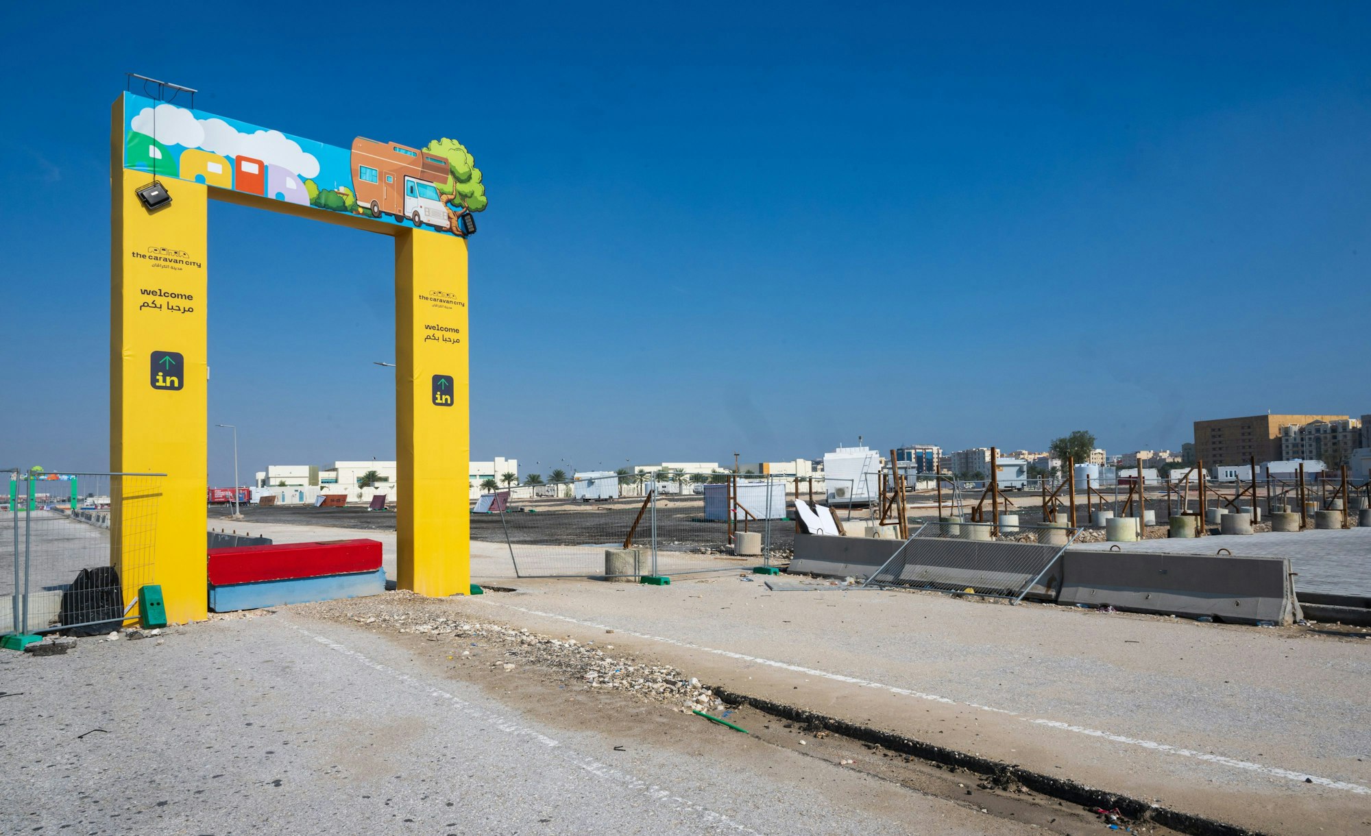 Ein verstaubtes Durchgangstor zu Caravan City.