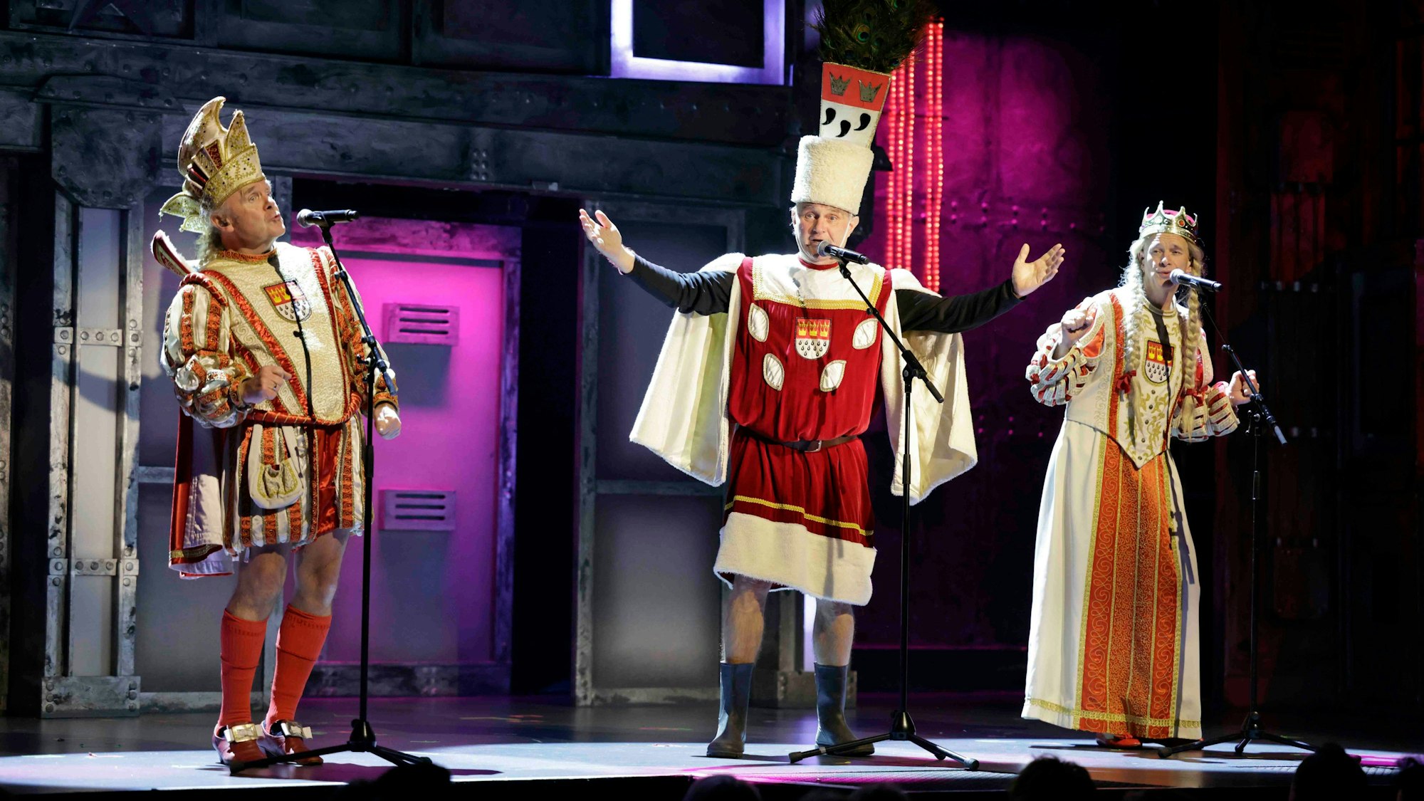 Szene des Dreigestirns in der Stunksitzung 2022.