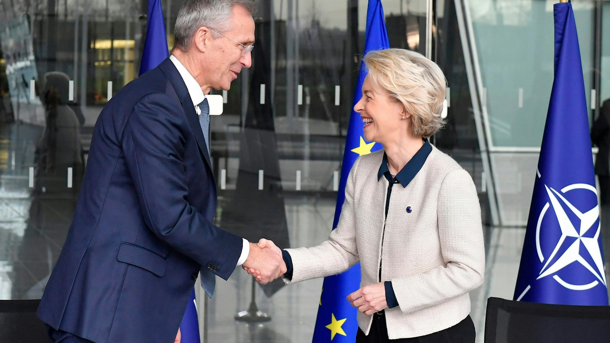 Nato-Generalsekretär Jens Stoltenberg und EU-Kommissionschefin Ursula von der Leyen nach der Unterzeichnung einer gemeinsamen Erklärung am 10. Januar 2023.