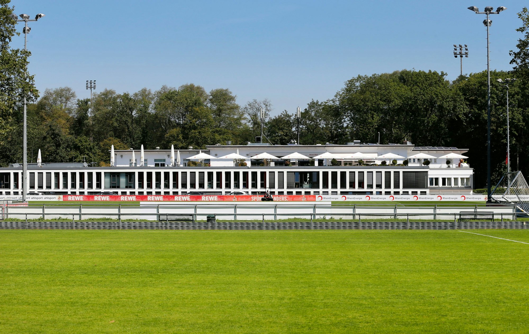 Die Fußballplätze vor dem Geißbockheim im Grüngürtel.