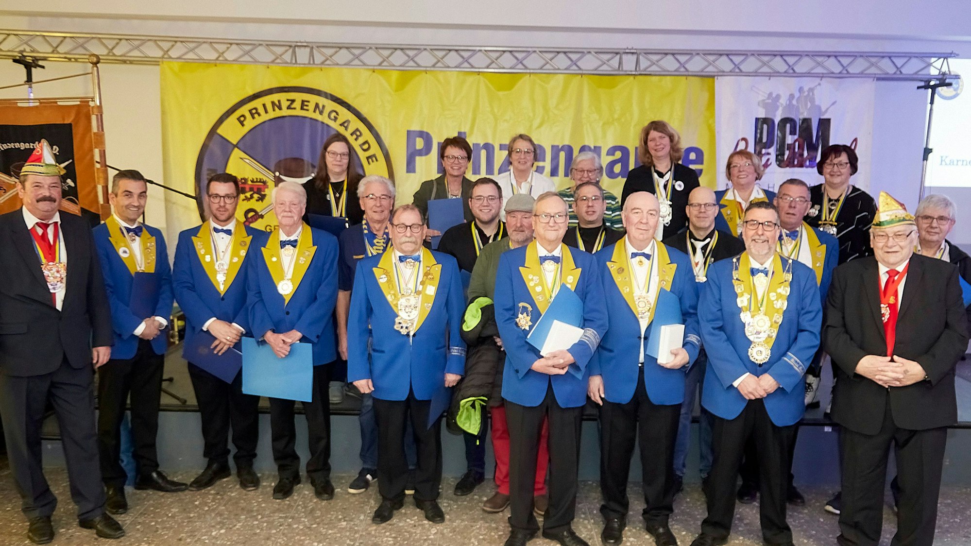 Prinzengarde in blauer Uniform vor der Bühne.