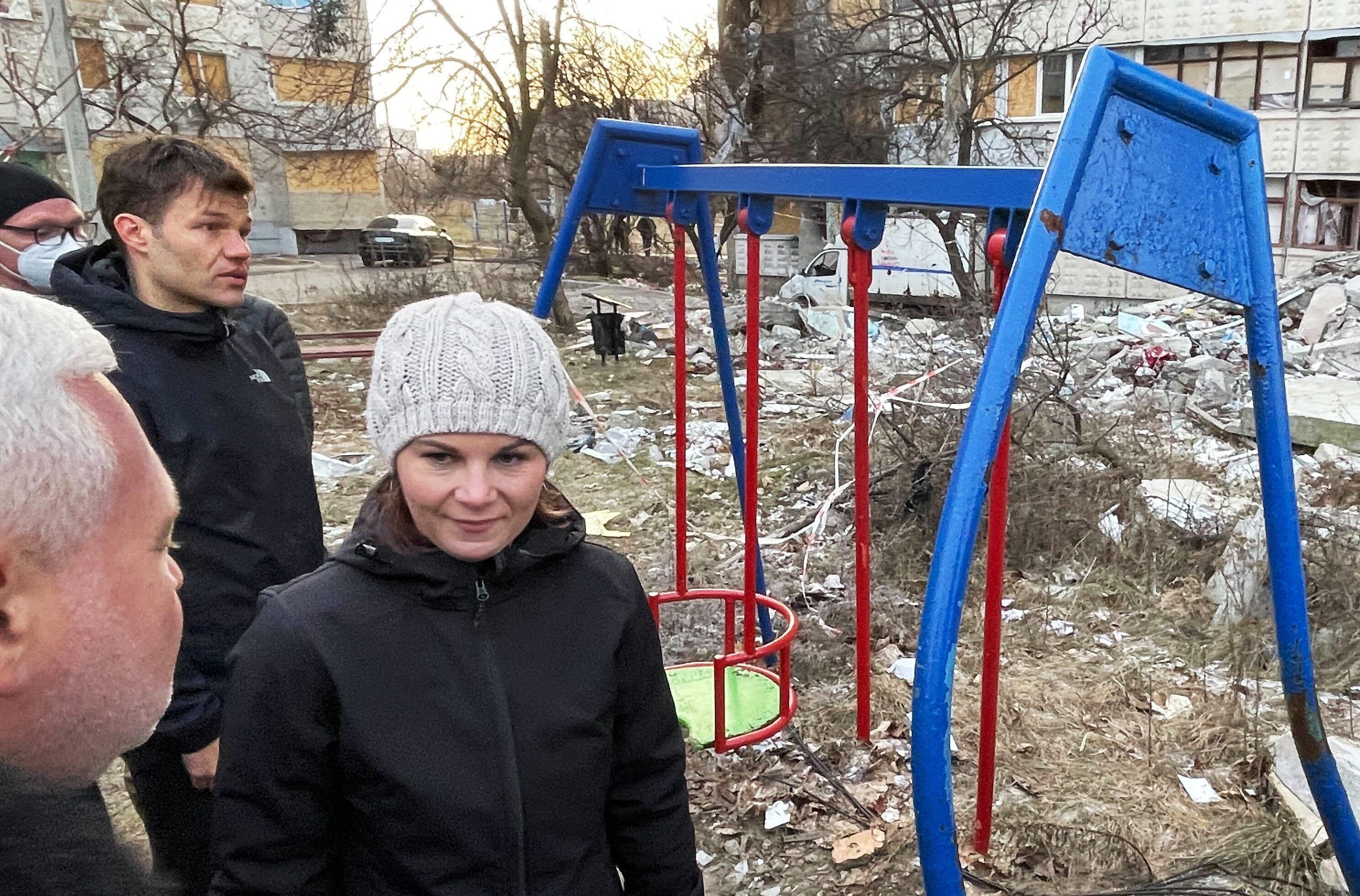 Außenministerin Annalena Baerbock (Bündnis 90/Die Grünen, r.) während ihrer Reise in die Ostukraine neben dem Bürgermeister von Charkiw, Ihor Terechow (l.)