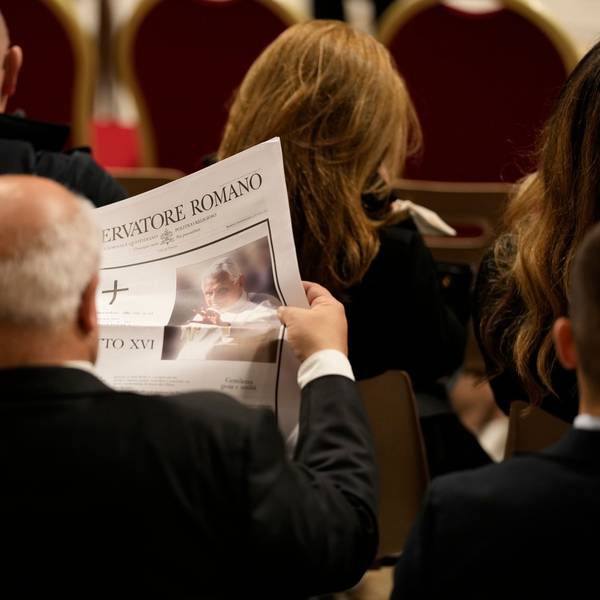 Ein Besucher liest im Petersdom die Nachricht vom Tod des emeritierten Papstes Benedikt XVI. in der Vatikanzeitung L'osservatore Romano. Nach einem kritischen Bericht über Joseph Ratzinger ermittelt die Polizei nun gegen das Portal „queer.de“. (Archivbild)