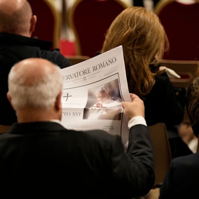 Ein Besucher liest im Petersdom die Nachricht vom Tod des emeritierten Papstes Benedikt XVI. in der Vatikanzeitung L'osservatore Romano. Nach einem kritischen Bericht über Joseph Ratzinger ermittelt die Polizei nun gegen das Portal „queer.de“. (Archivbild)