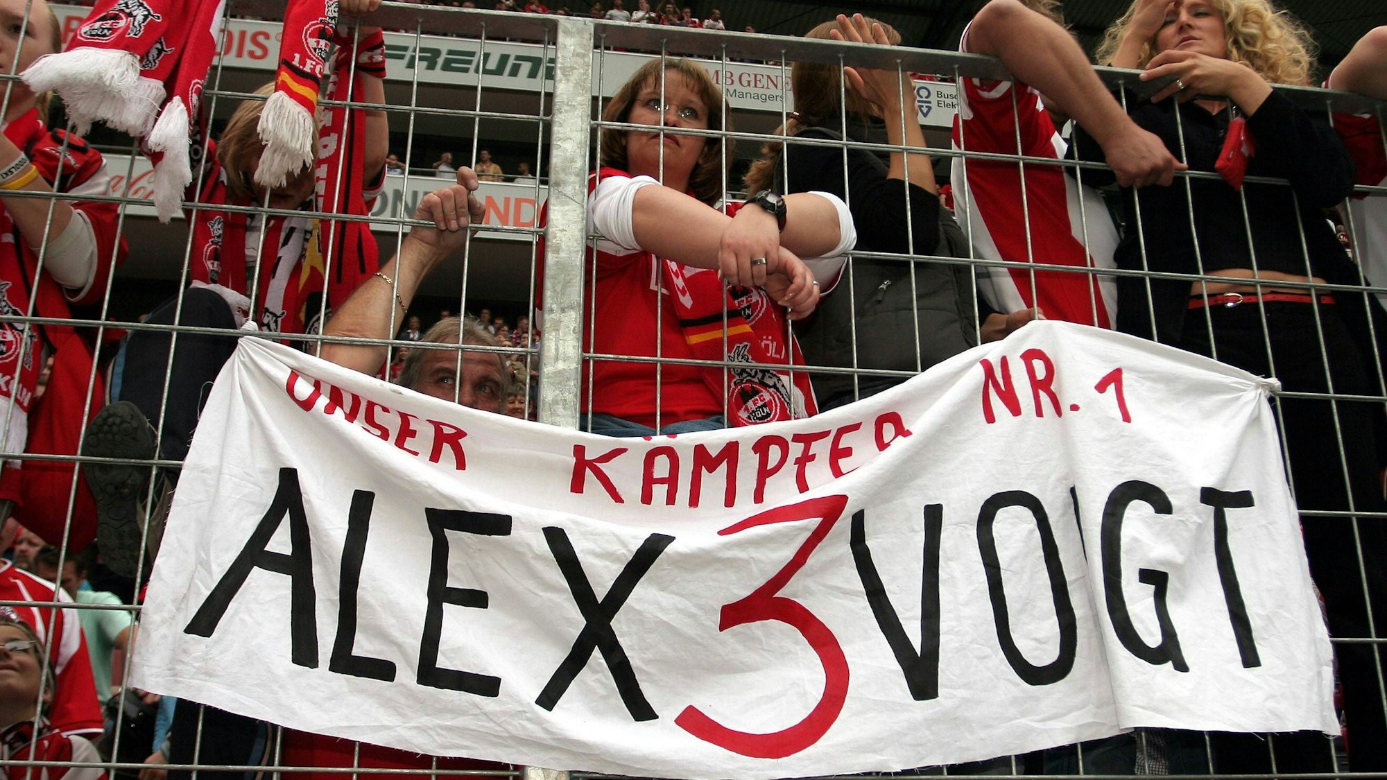 Die Fans des 1. FC Köln präsentieren ein Plakat mit der Aufschrift "Unser Kämpfer Nr. 1 - Alex3Voigt".
