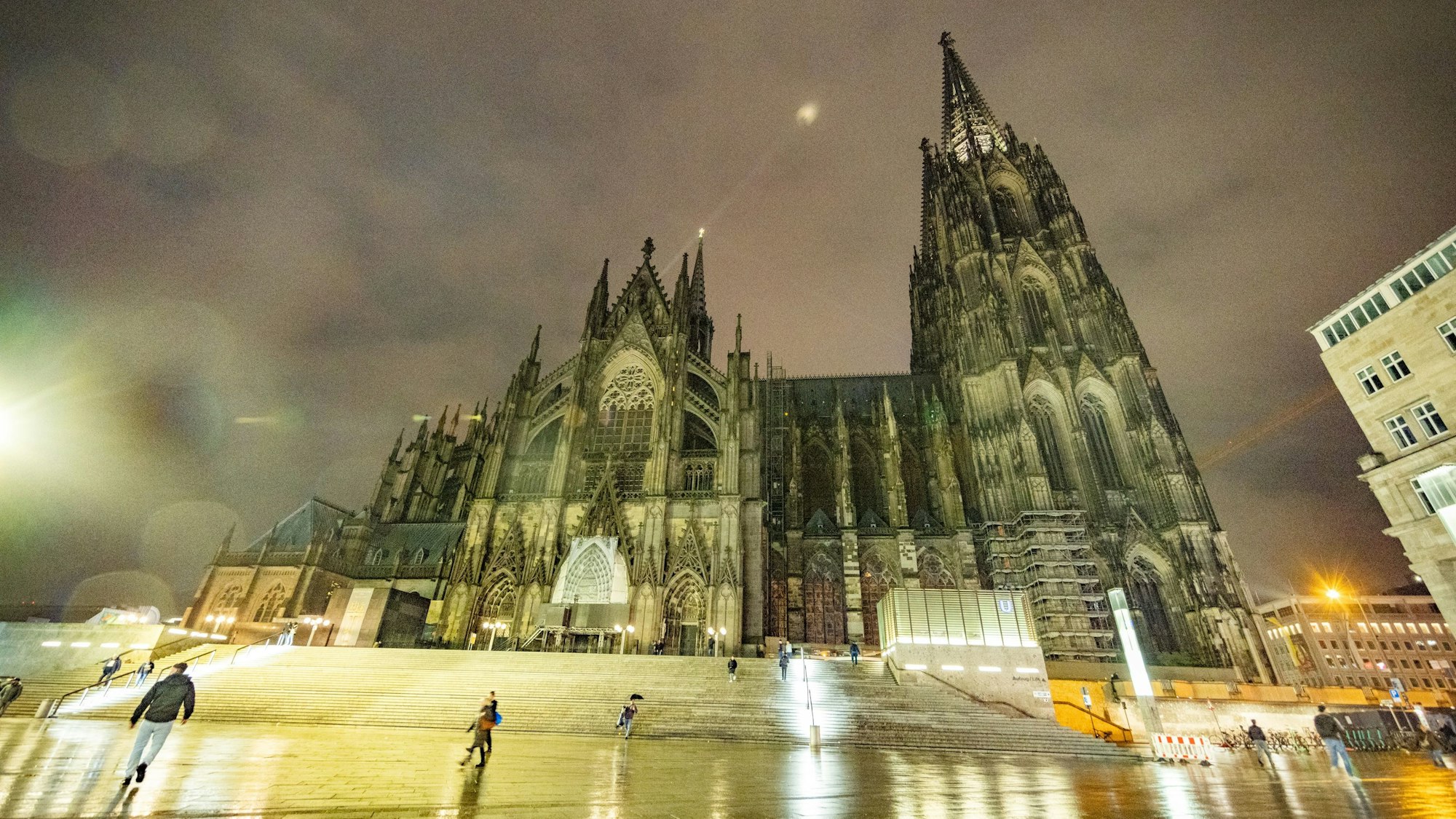 Der beleuchtete Kölner Dom.