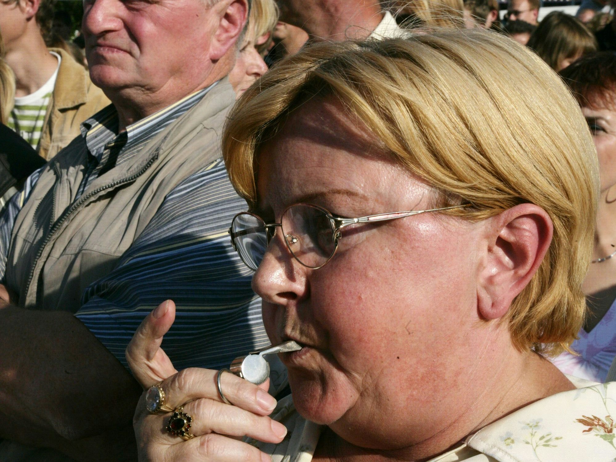 Eine Frau bläst am Dienstag (16.08.2005) in Cottbus bei einer CDU-Wahlkundgebung in eine Trillerpfeife.