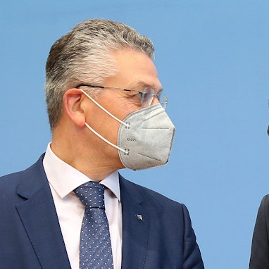 Lothar Wieler (l.), hier mit Bundesgesundheitsminister Karl Lauterbach, legt zum 1. April sein Amt als RKI-Chef nieder.