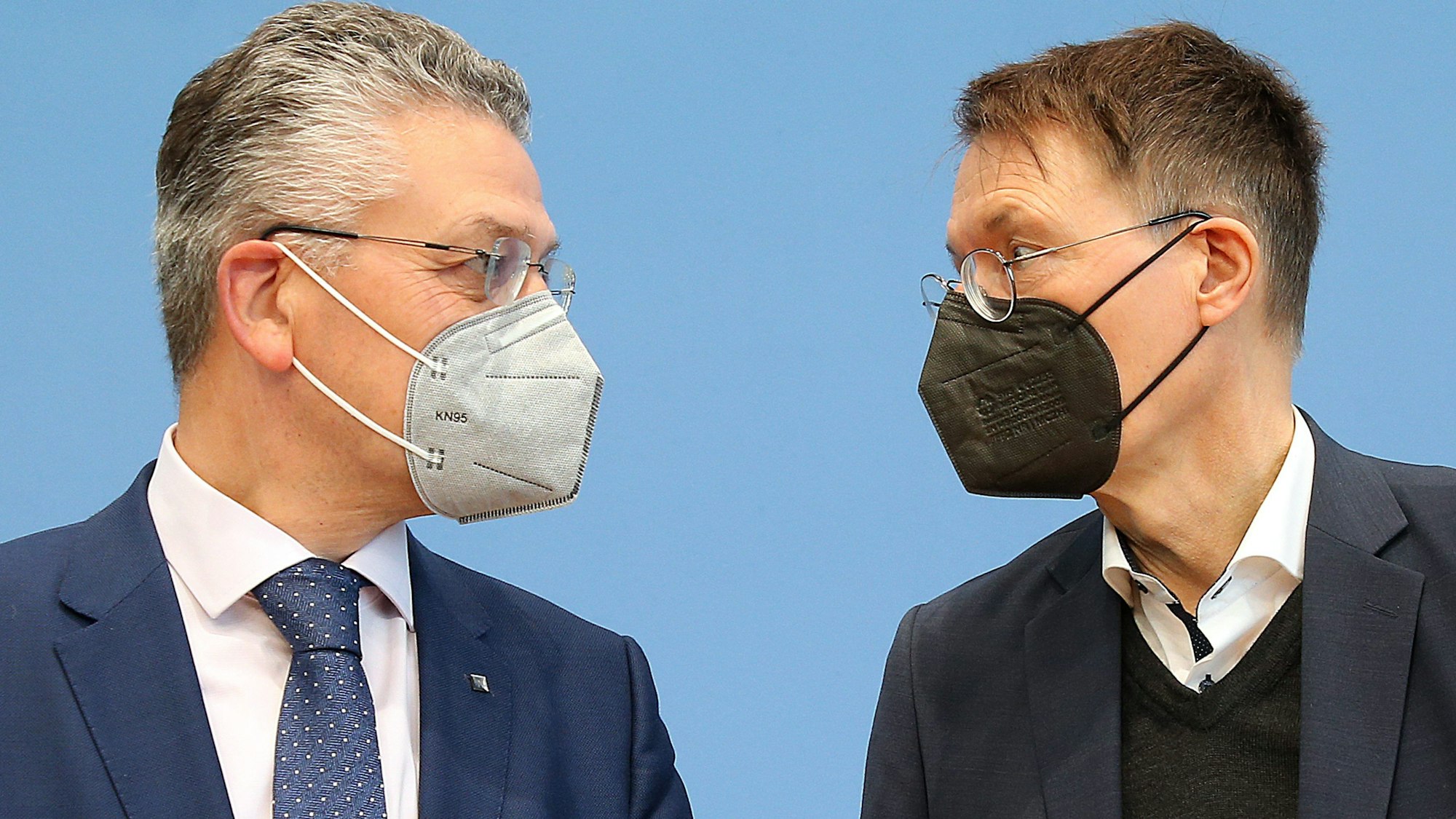 Lothar Wieler (l.), hier mit Bundesgesundheitsminister Karl Lauterbach, legt zum 1. April sein Amt als RKI-Chef nieder.