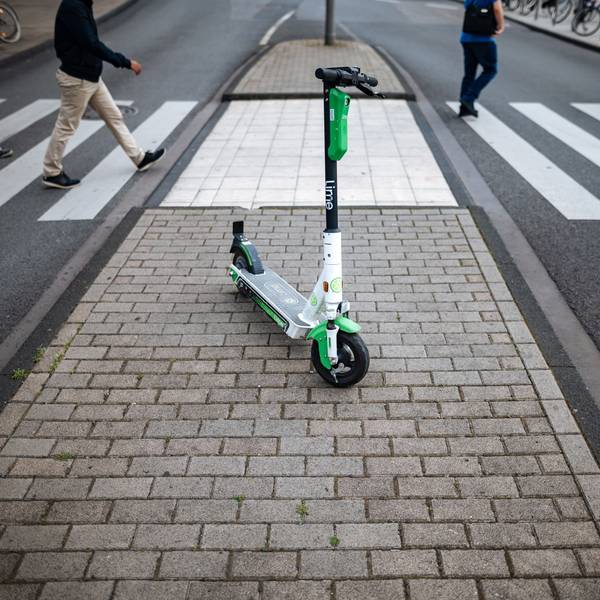 Ein E-Scooter steht in Köln auf einem Gehweg.