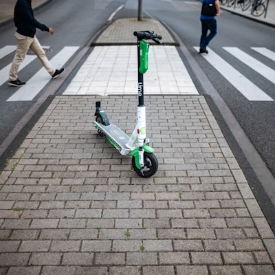 Ein E-Scooter steht in Köln auf einem Gehweg.