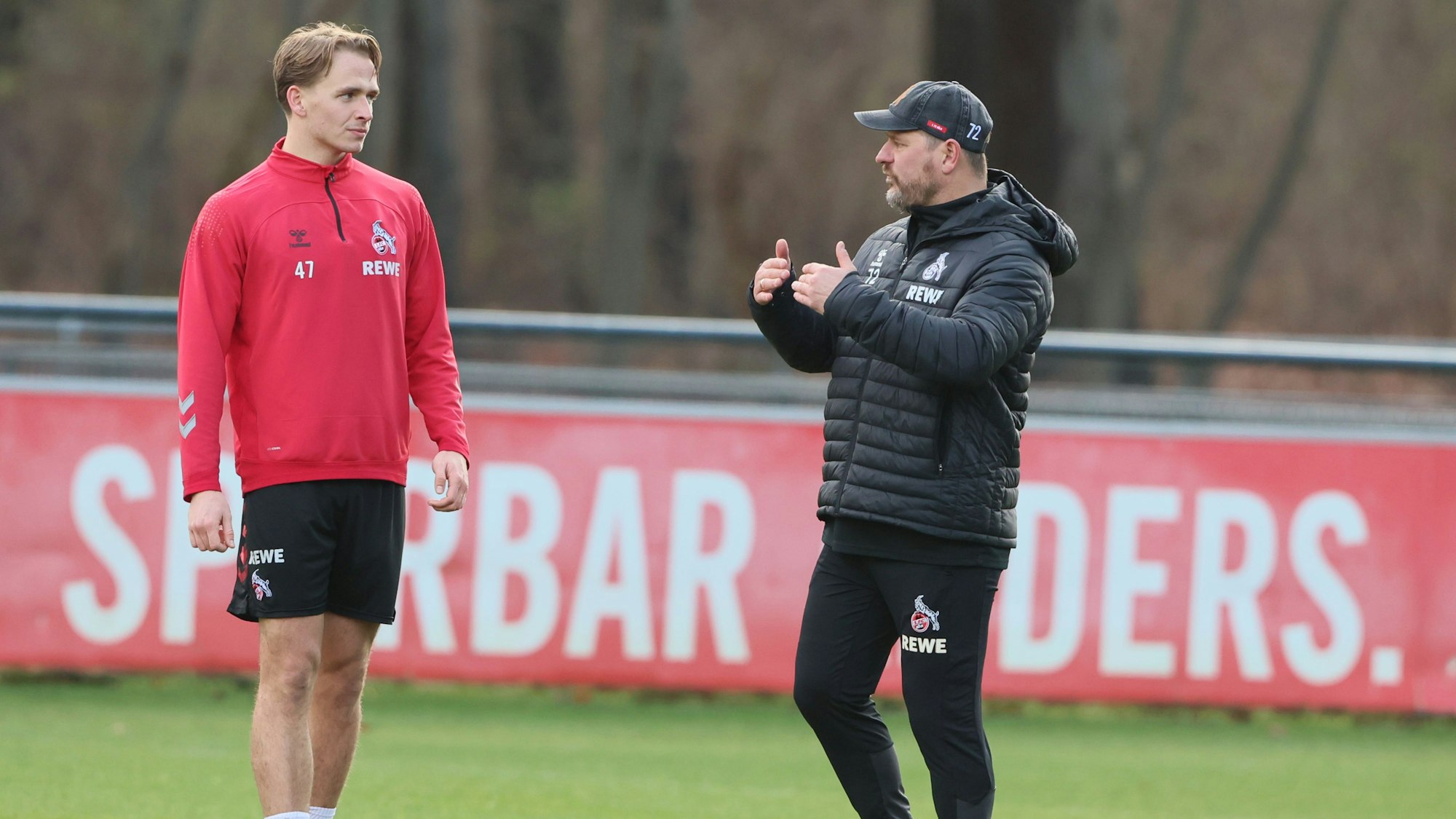 1. FC Köln, Training, von links: Mathias Olesen, Steffen Baumgart (1. FC Köln). 11.01.2023, Bild: Herbert Bucco