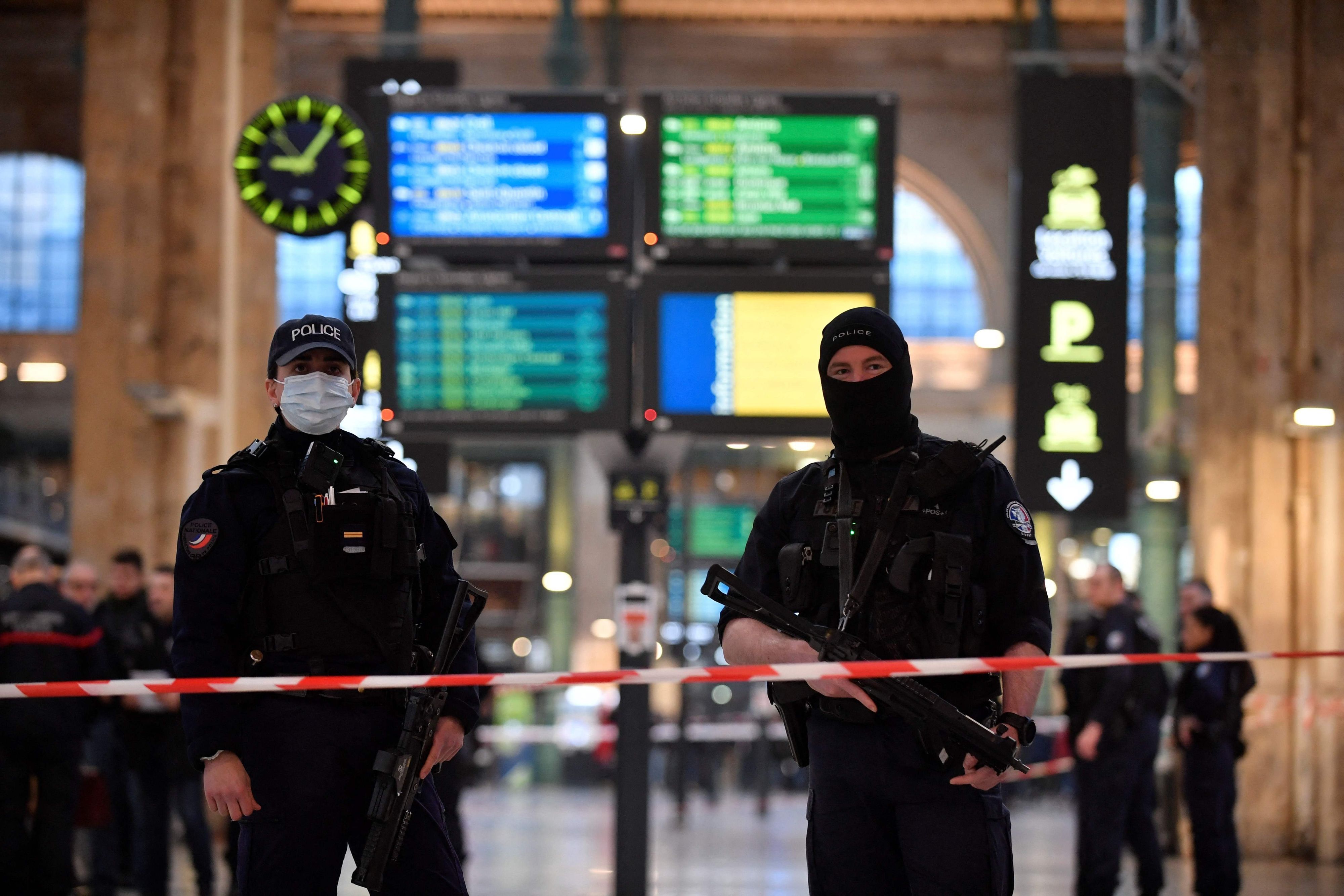 Französische Polizisten bewachen den Tatort am Gare du Nord in Paris.