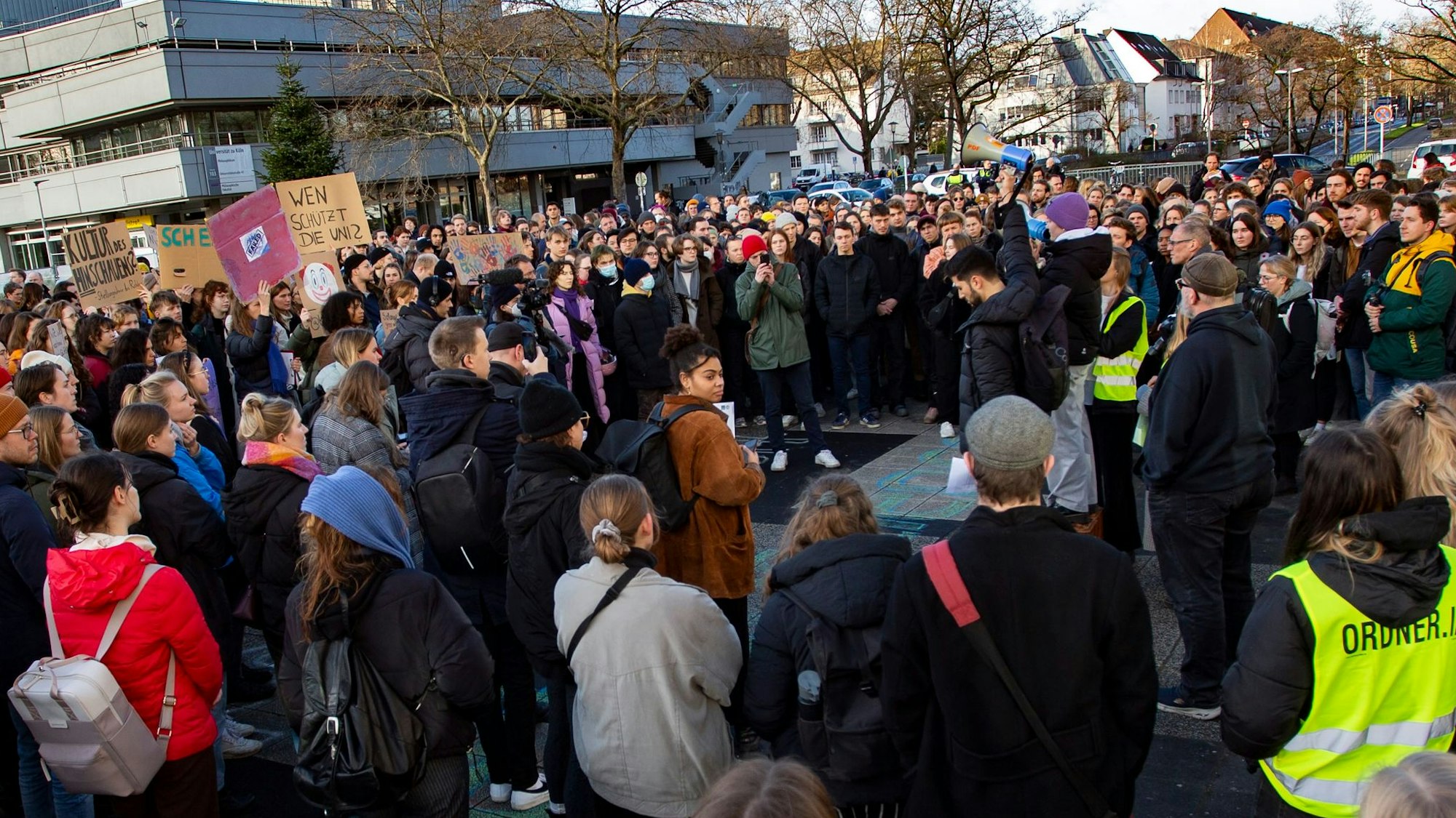 Kundgebung gegen den Umgang mit sexualisierter Gewalt und Machtmissbrauch an der Universität zu Köln.
