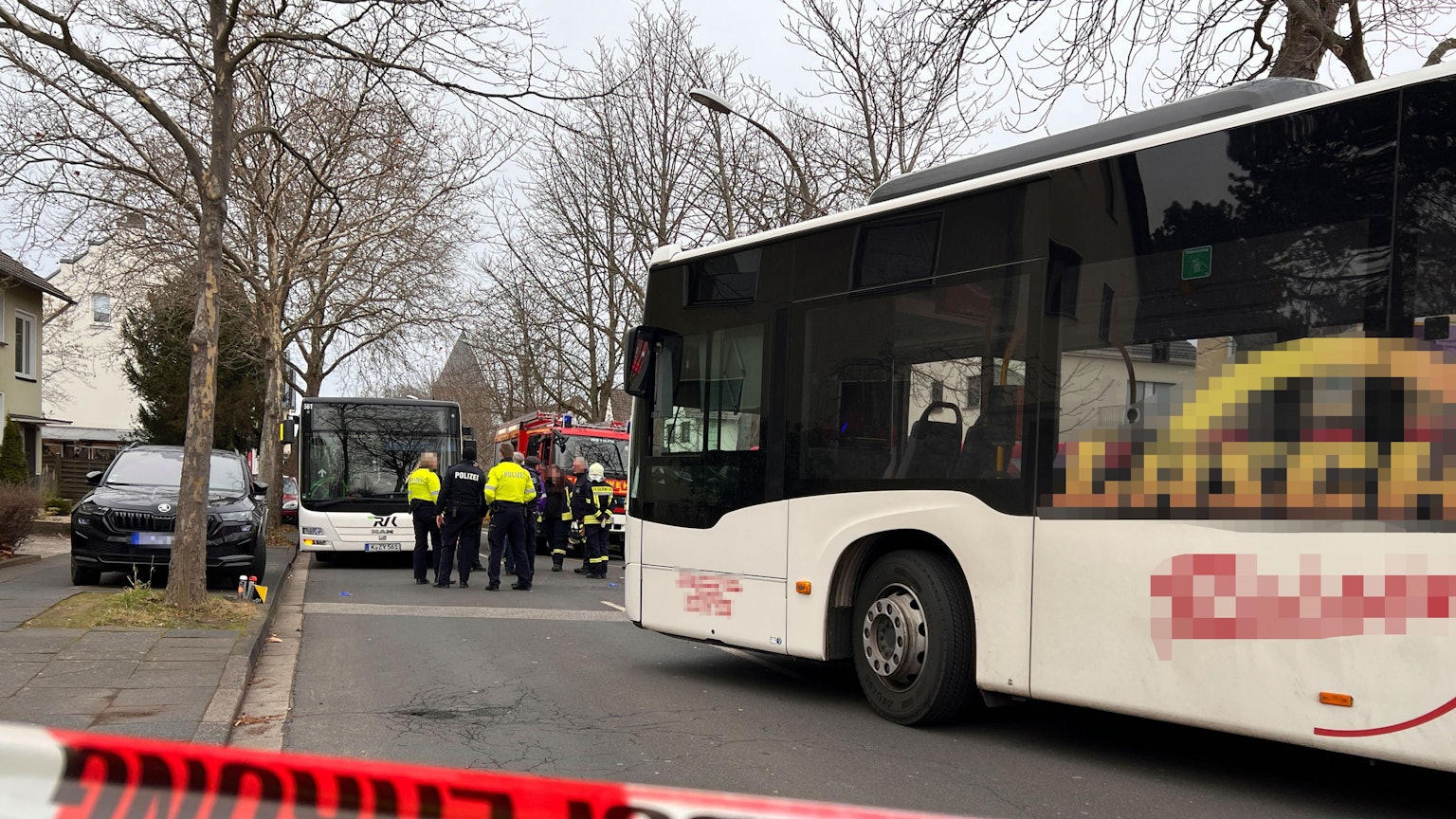 Eine Seniorin ist auf der Martinstraße, Ecke Weiherstraße, von einem Bus überrollt worden. In einem zweiten Bus (links) werden danach Kinder, die das mitansahen, seelsorgerisch betreut. Copyright: Petra Reuter