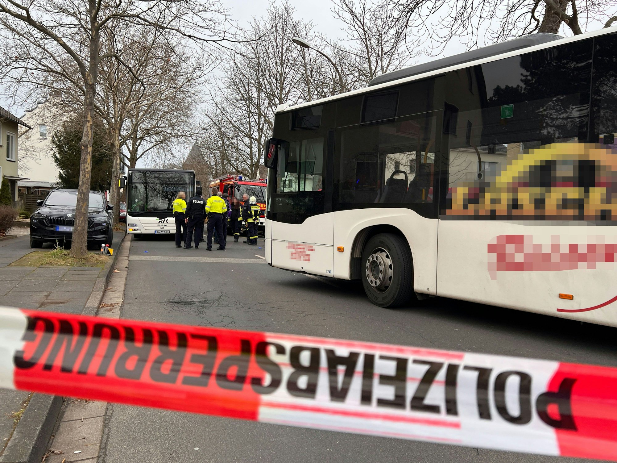 Eine Seniorin ist auf der Martinstraße, Ecke Weiherstraße, von einem Bus überrollt worden. In einem zweiten Bus (links) werden danach Kinder, die das mitansahen, seelsorgerisch betreut. Copyright: Petra Reuter