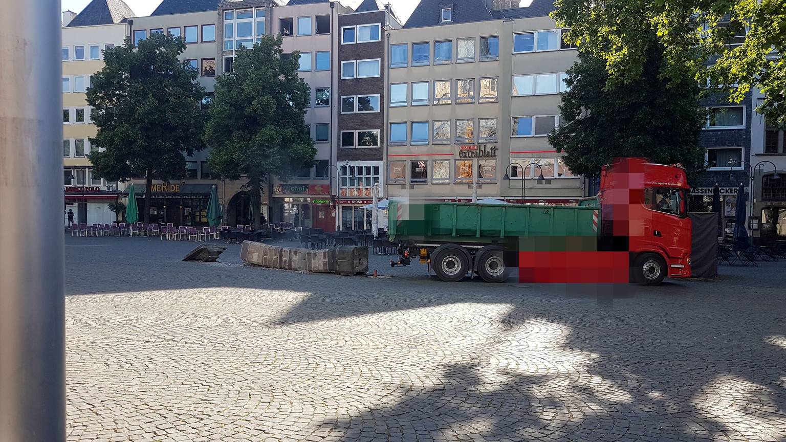 02.06.2020 Unfall: Lkw fährt historischen Brunnen am Alter Markt um.
