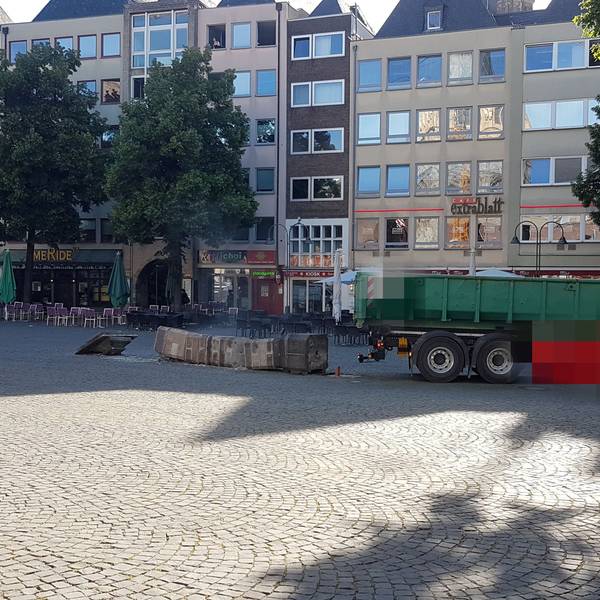 02.06.2020 Unfall: Lkw fährt historischen Brunnen am Alter Markt um.
