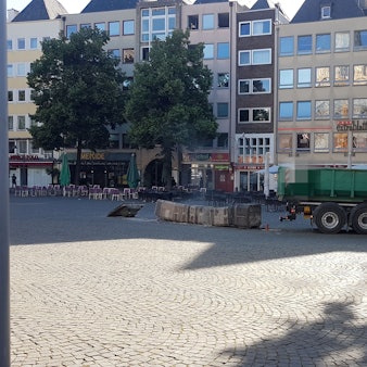 02.06.2020 Unfall: Lkw fährt historischen Brunnen am Alter Markt um.
