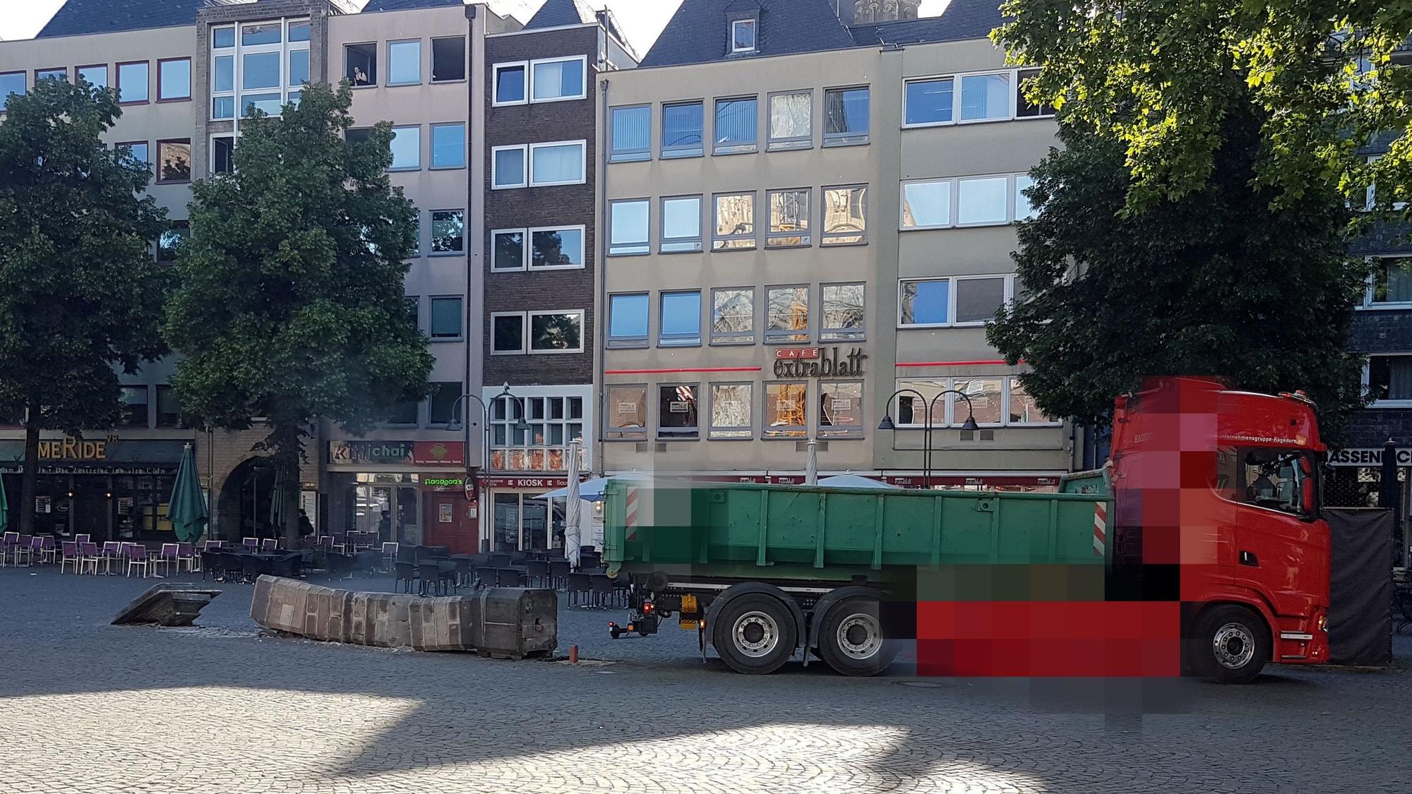 02.06.2020 Unfall: Lkw fährt historischen Brunnen am Alter Markt um.