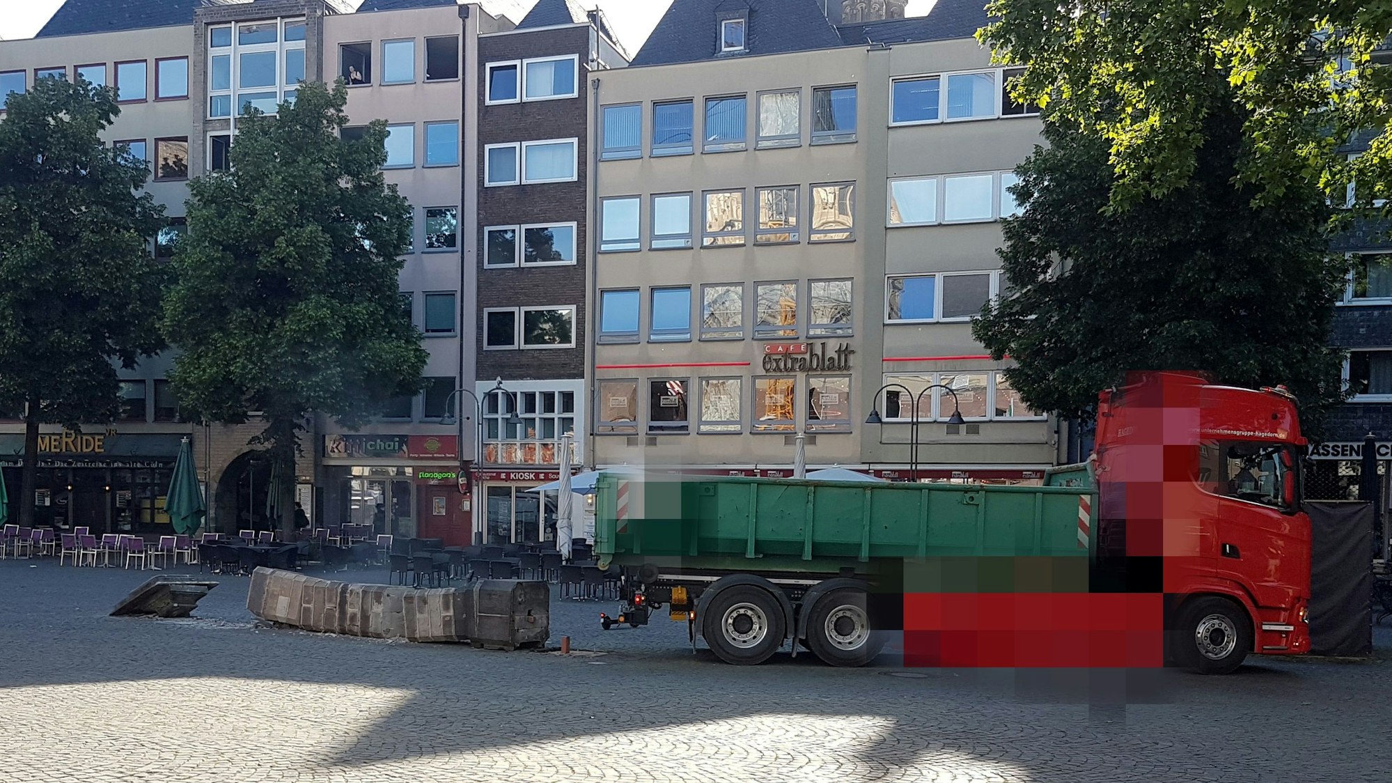 02.06.2020 Unfall: Lkw fährt historischen Brunnen am Alter Markt um.