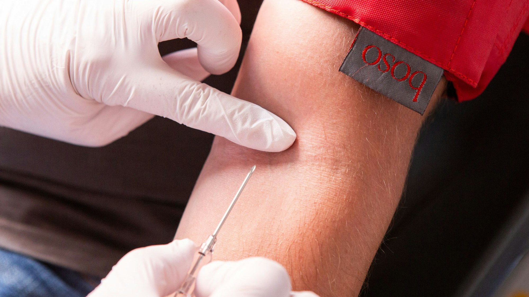 Dieser Piks kann Leben retten: Doch derzeit spenden auch in Oberberg viel zu wenige Menschen ihr Blut.