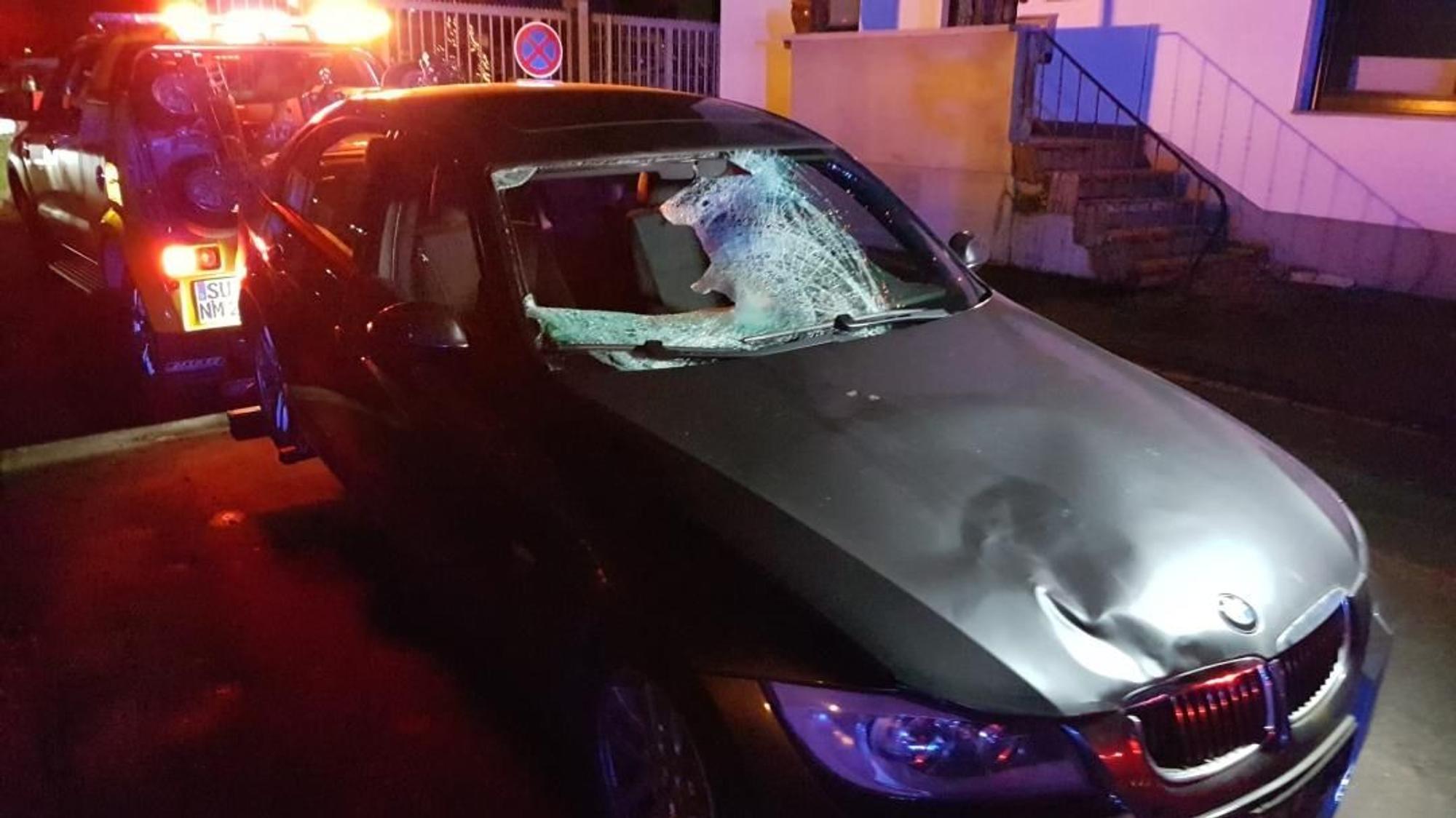 Ein schwer beschädigtes Auto wird abgeschleppt.