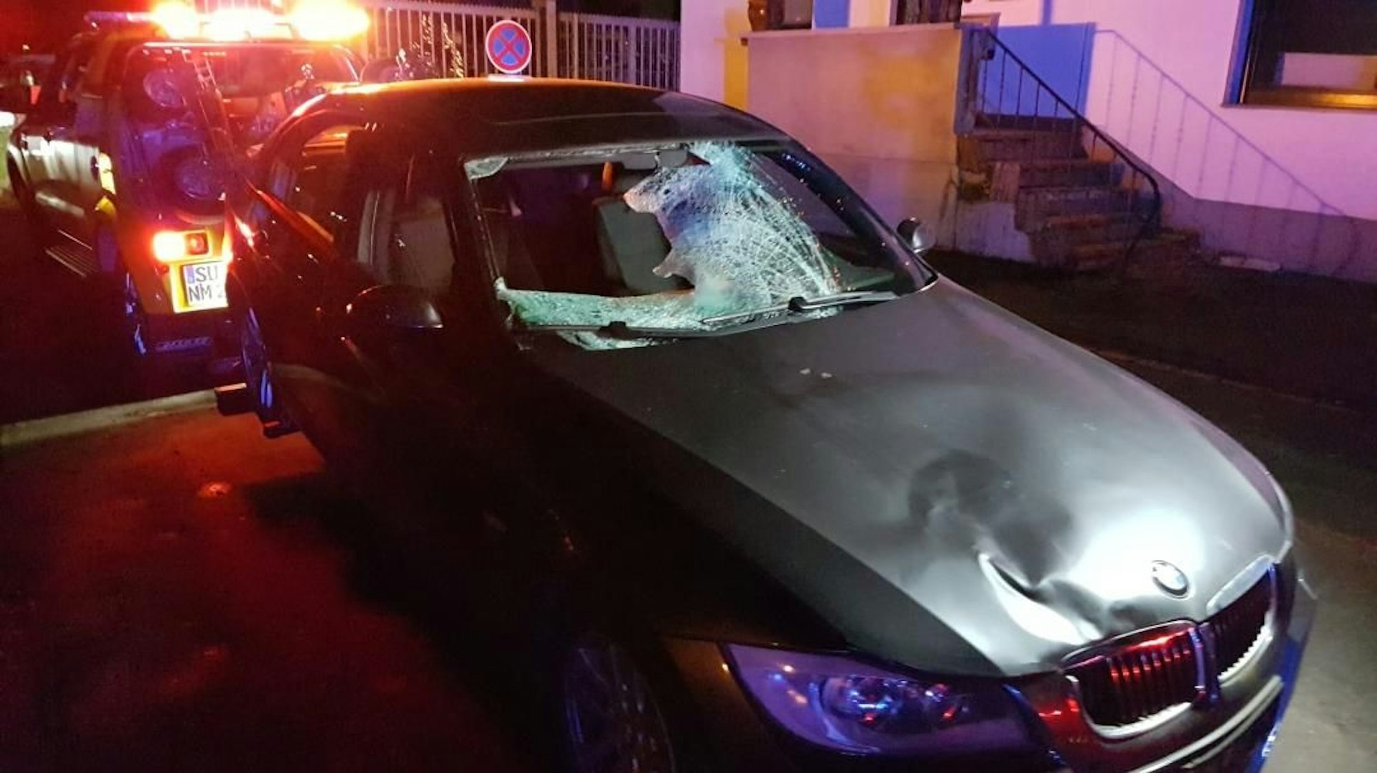 Ein schwer beschädigtes Auto wird abgeschleppt.