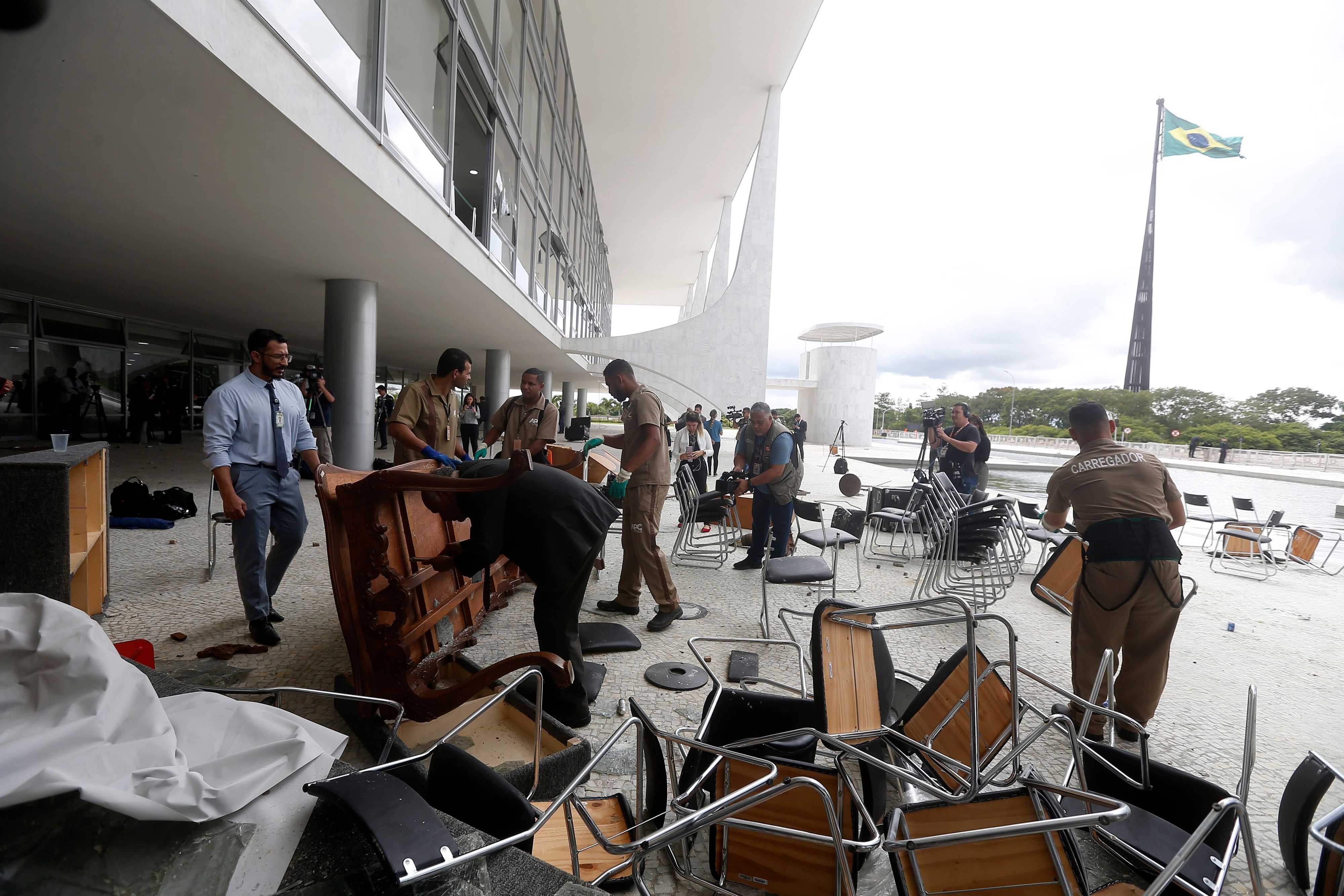 Brasilia: Arbeiter beseitigen beschädigte Möbel vor dem Planalto-Palast