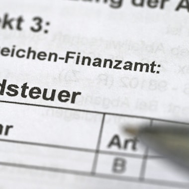 ARCHIV - 13.09.2022, Baden-Württemberg, Stuttgart: Das Wort Grundsteuer auf einem Bescheid für die Grundsteuer. Die Abgabefrist für die Grundsteuererklärung wird bundesweit einmalig von Ende Oktober bis Ende Januar 2023 verlängert.