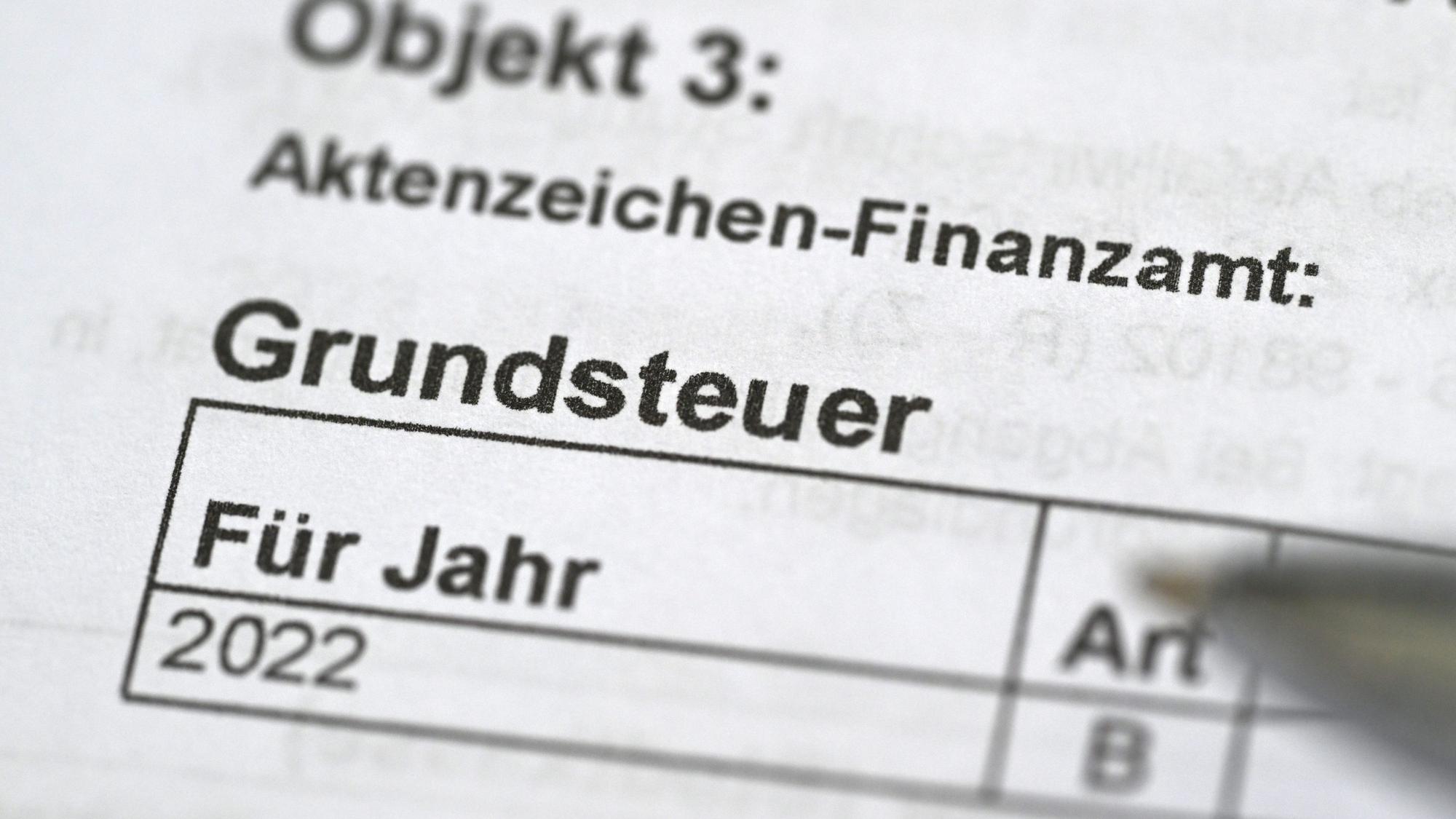 ARCHIV - 13.09.2022, Baden-Württemberg, Stuttgart: Das Wort Grundsteuer auf einem Bescheid für die Grundsteuer. Die Abgabefrist für die Grundsteuererklärung wird bundesweit einmalig von Ende Oktober bis Ende Januar 2023 verlängert.