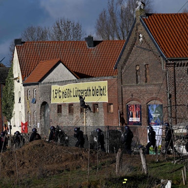 Polizisten räumen das Dorf Lützerath.