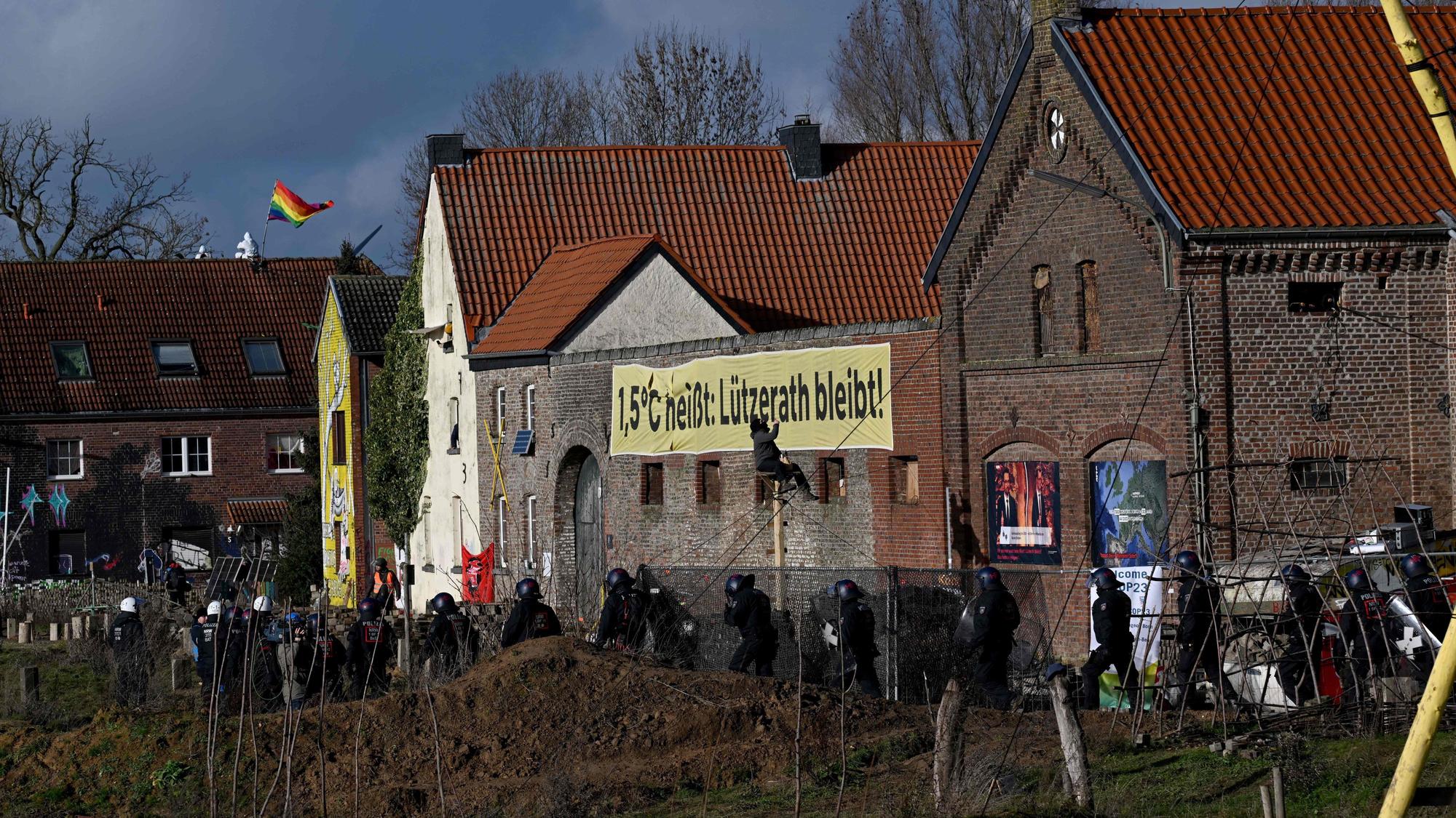 Polizisten räumen das Dorf Lützerath.