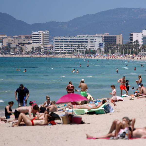 Menschen sonnen sich am Strand von Arenal in Spanien. (Archivbild)
