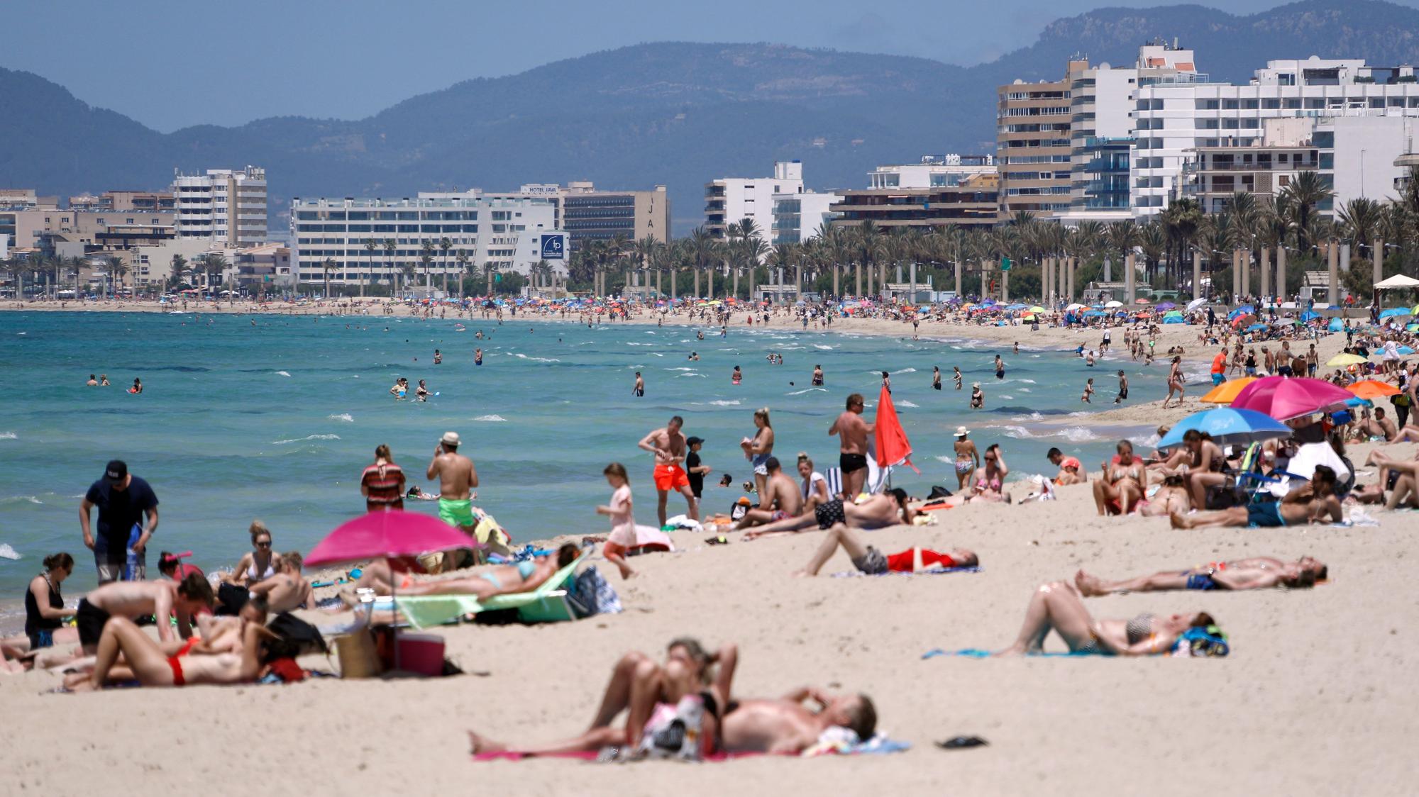 Menschen sonnen sich am Strand von Arenal in Spanien. (Archivbild)