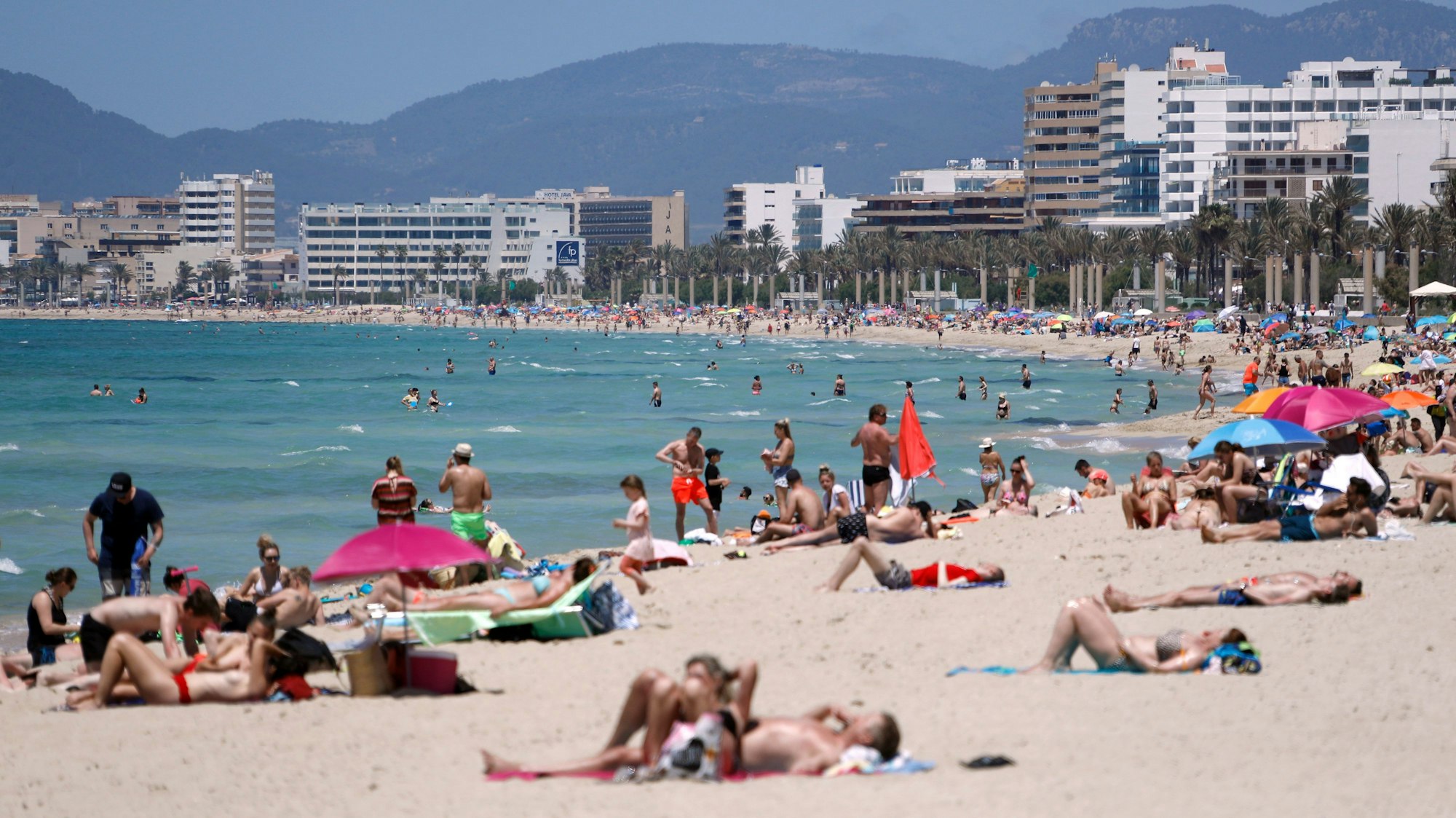 Menschen sonnen sich am Strand von Arenal in Spanien. (Archivbild)