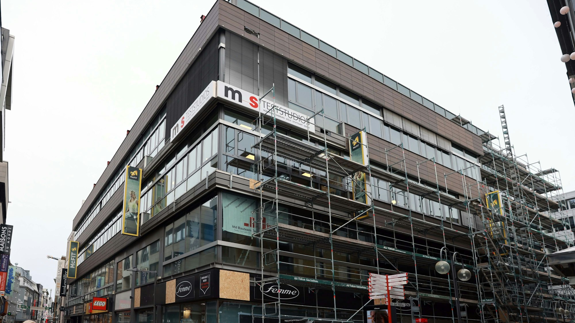 Baugerüste am Geschäftshaus an der Hohe Straße 68-82 in der Kölner Innenstadt.