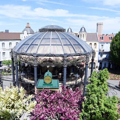 Blick auf das Karussell und den Eingangsbereich des Phantasialands.