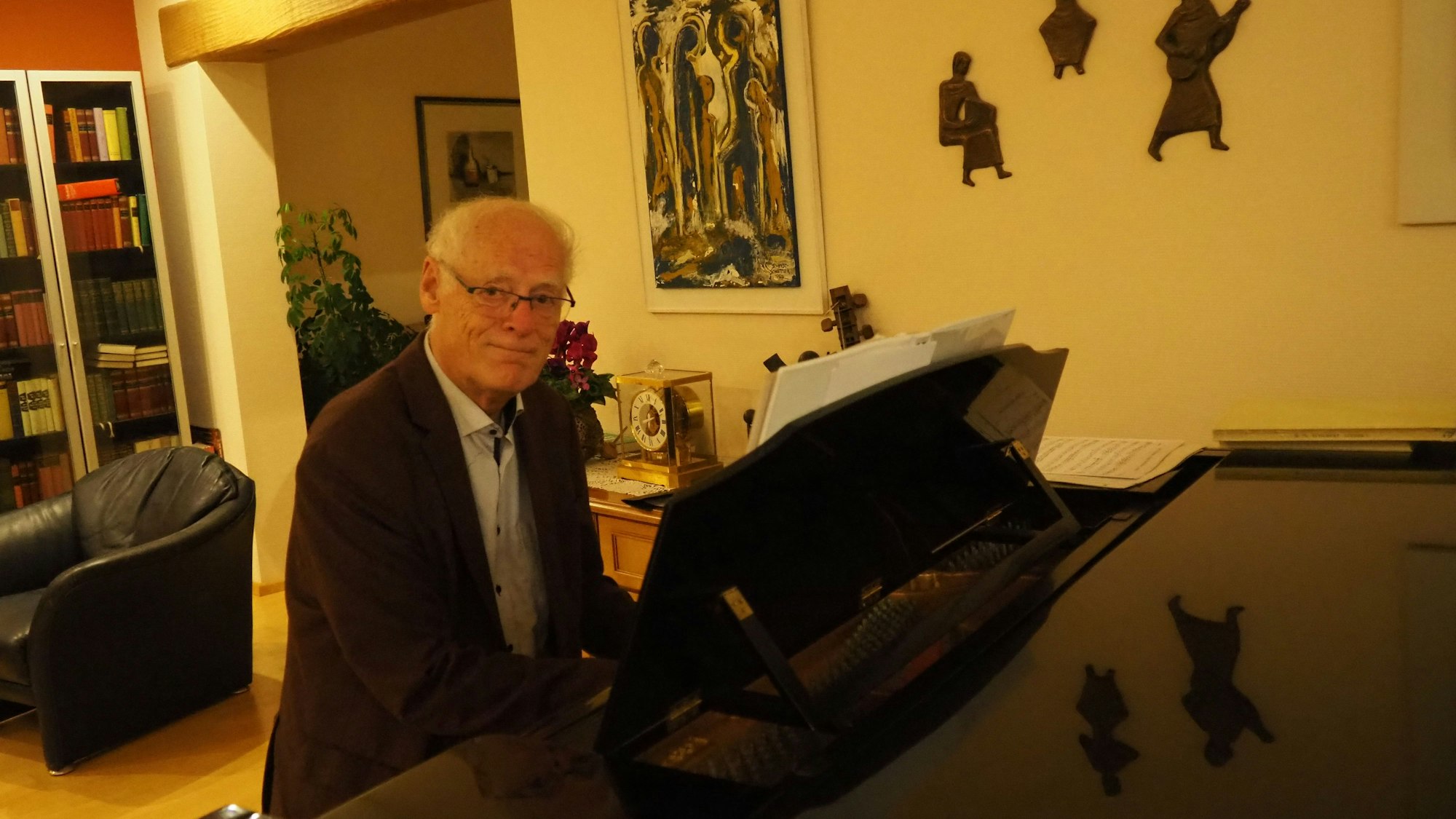 Der Lechenicher Ulrich Harbecke, hier im Januar 2023, sitzt an seinem Flügel.