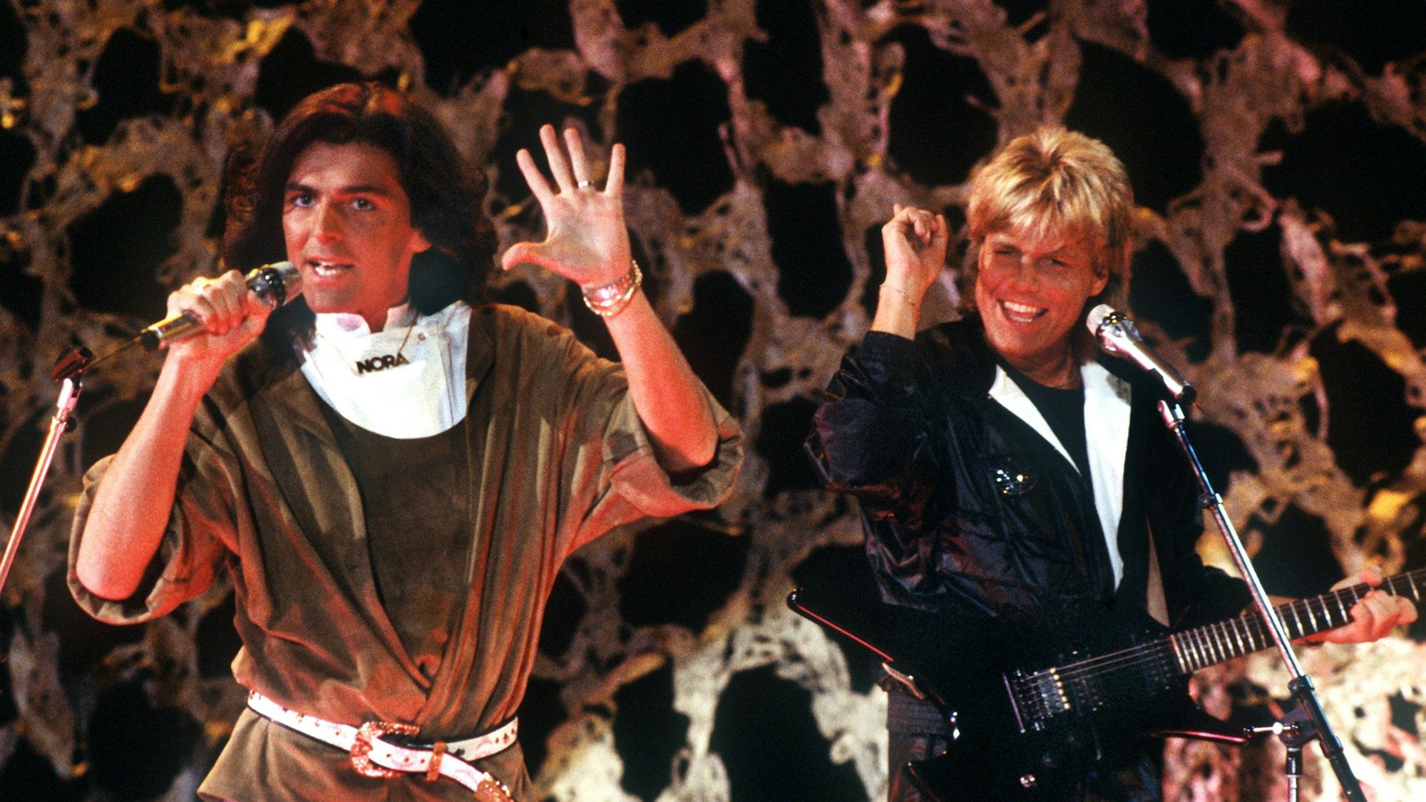 Thomas Anders (l.) und Dieter Bohlen singen auf der Bühne.