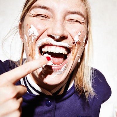 Lachende Frau isst Schokokuss