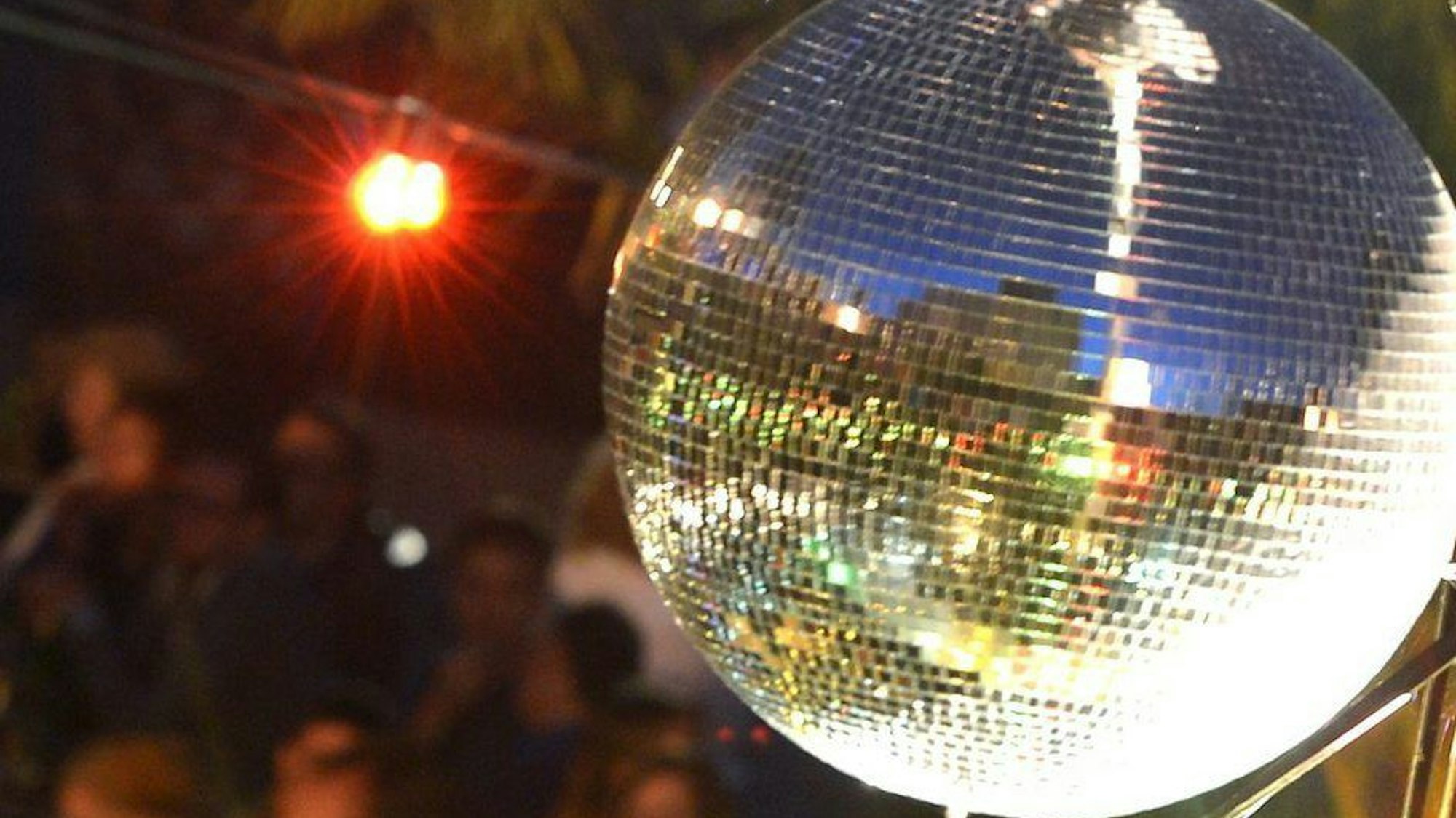 Nachtschwärmer tanzen am Mittwoch (15.08.2012) in der Strandbar Mitte in Berlin unter freiem Himmel.