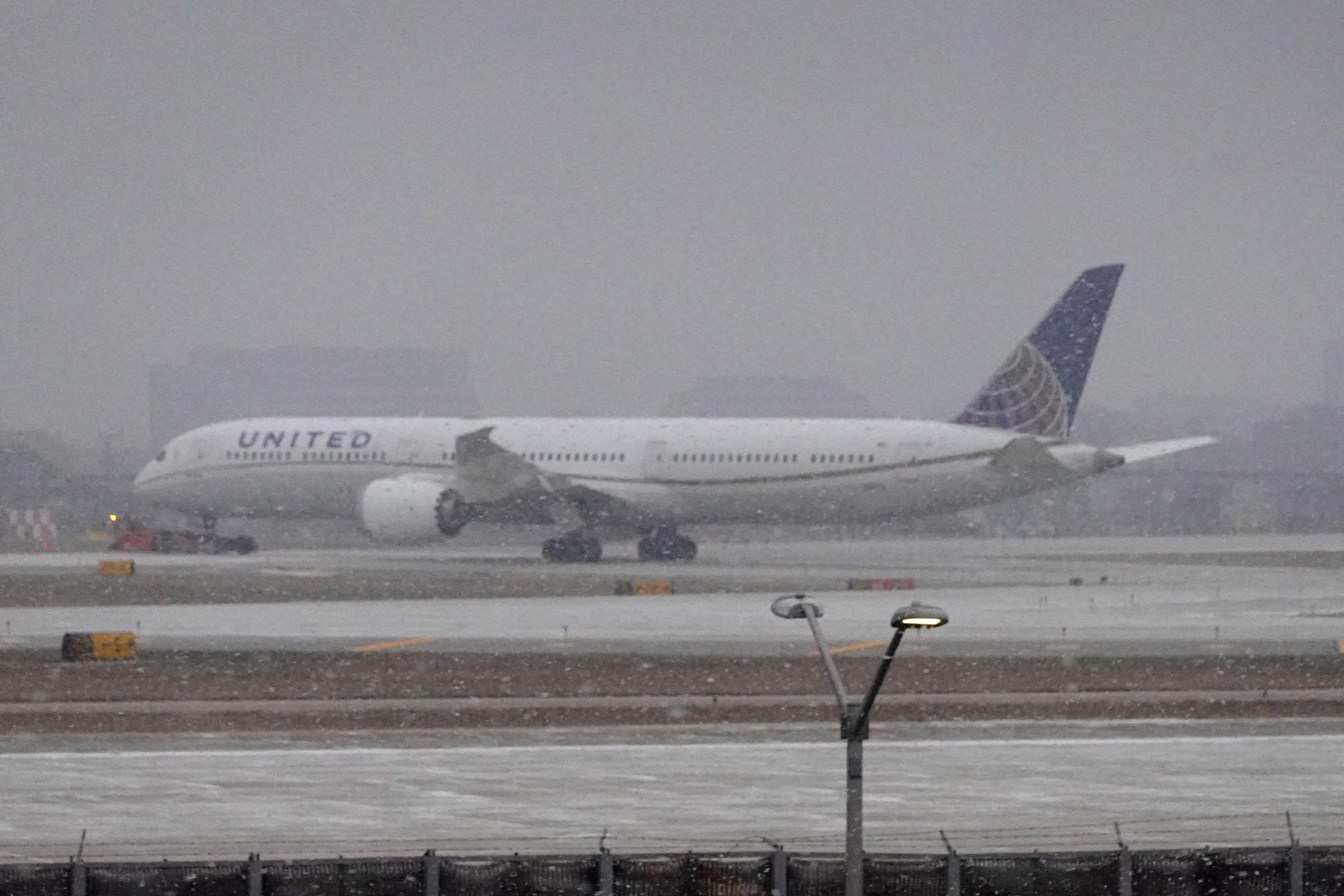 Eine Maschine von United Airlines landet auf dem Flughafen Chicago O'Hare. (Archivbild)