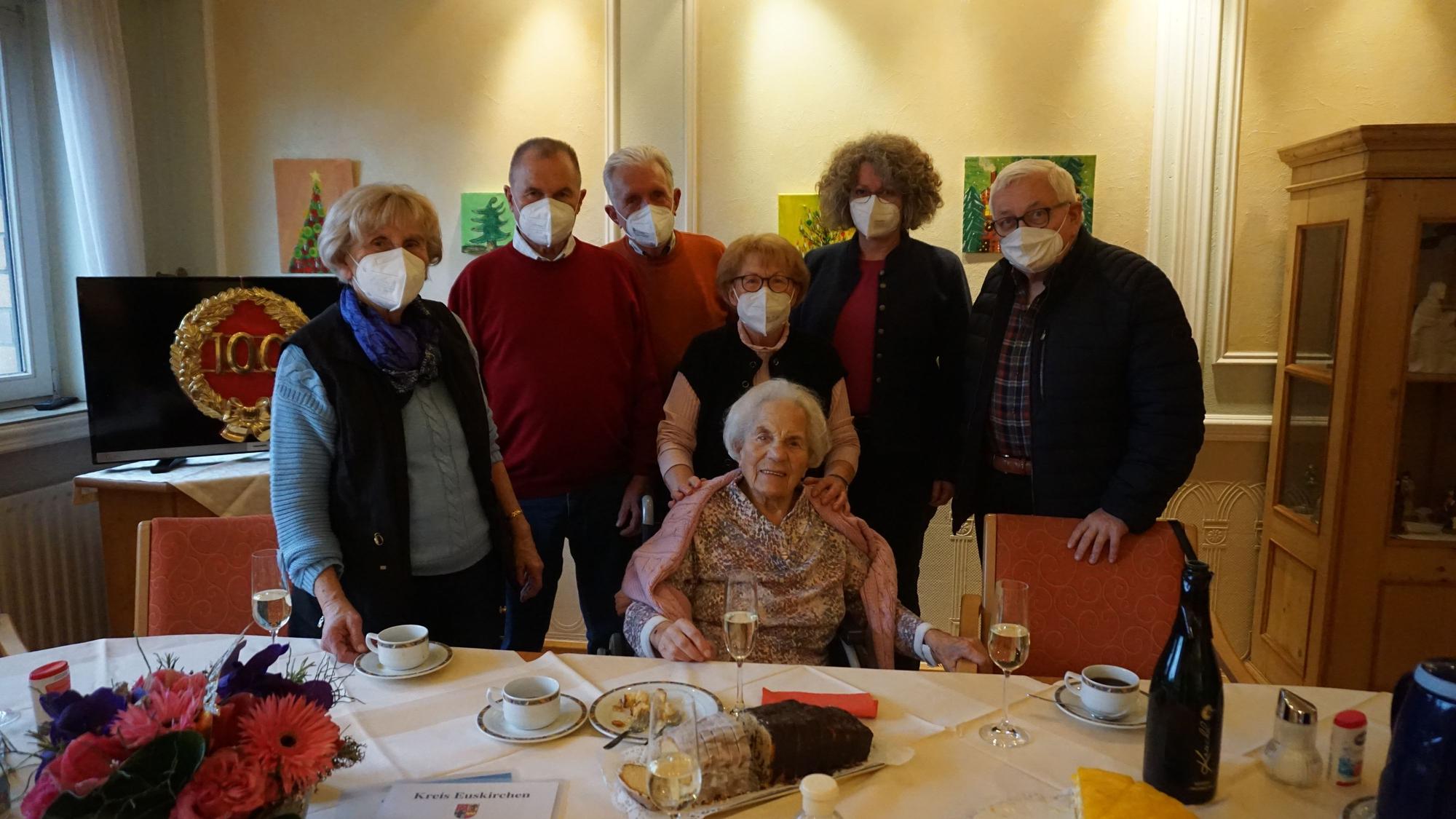 Margareta Kuhr (Mitte), hier im AWO-Altenzentrum im Januar 2023, wird 100 Jahre alt und feiert den Geburtstag im Kreis der Familie.