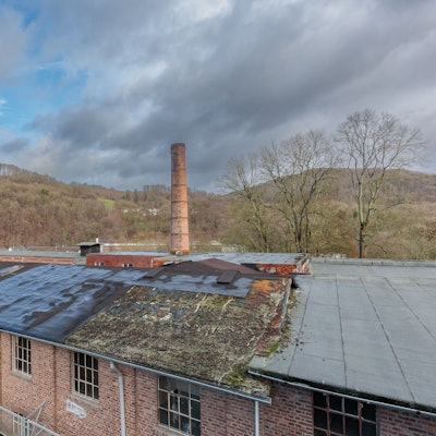 Die ehemalige Bücherfabrik in Ründeroth ist in die Jahre gekommen. Über die Finanzierbarkeit einer Sanierung ist eine politische Debatte entbrannt.