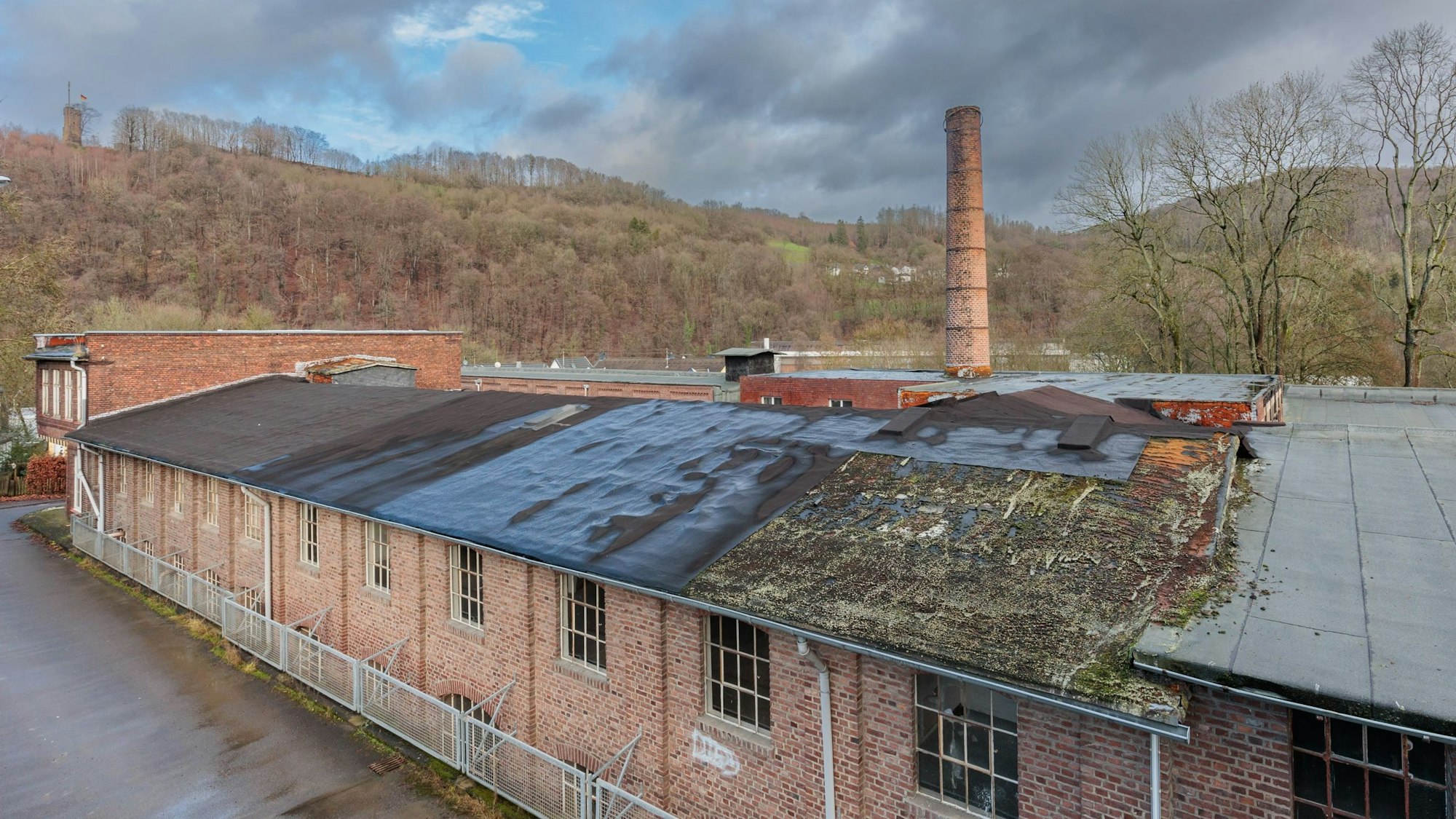 Die ehemalige Bücherfabrik in Ründeroth ist in die Jahre gekommen. Über die Finanzierbarkeit einer Sanierung ist eine politische Debatte entbrannt.