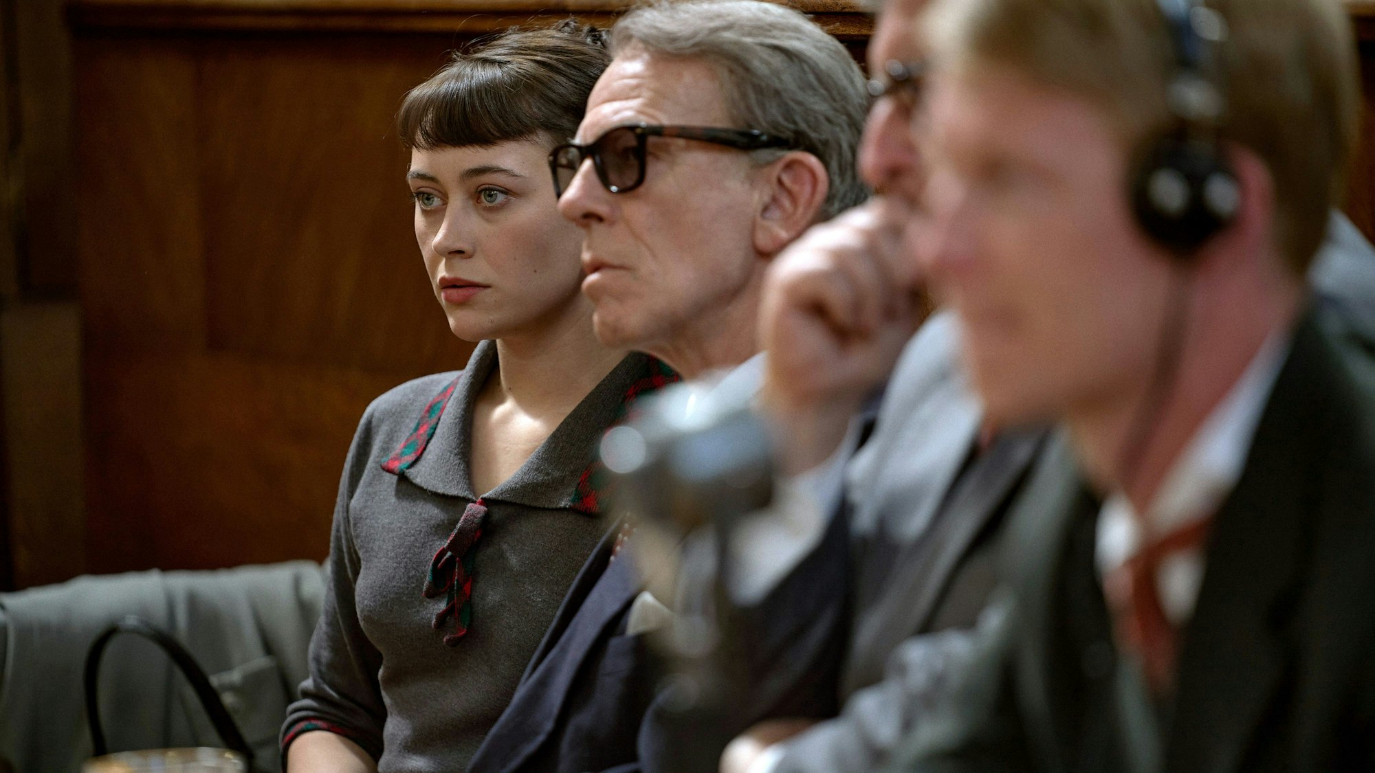 Schauspielerin Mercedes Müller und Martin Wuttke in einer Szene der ARD-Serie „Bonn - Alte Freunde, neue Feinde“.