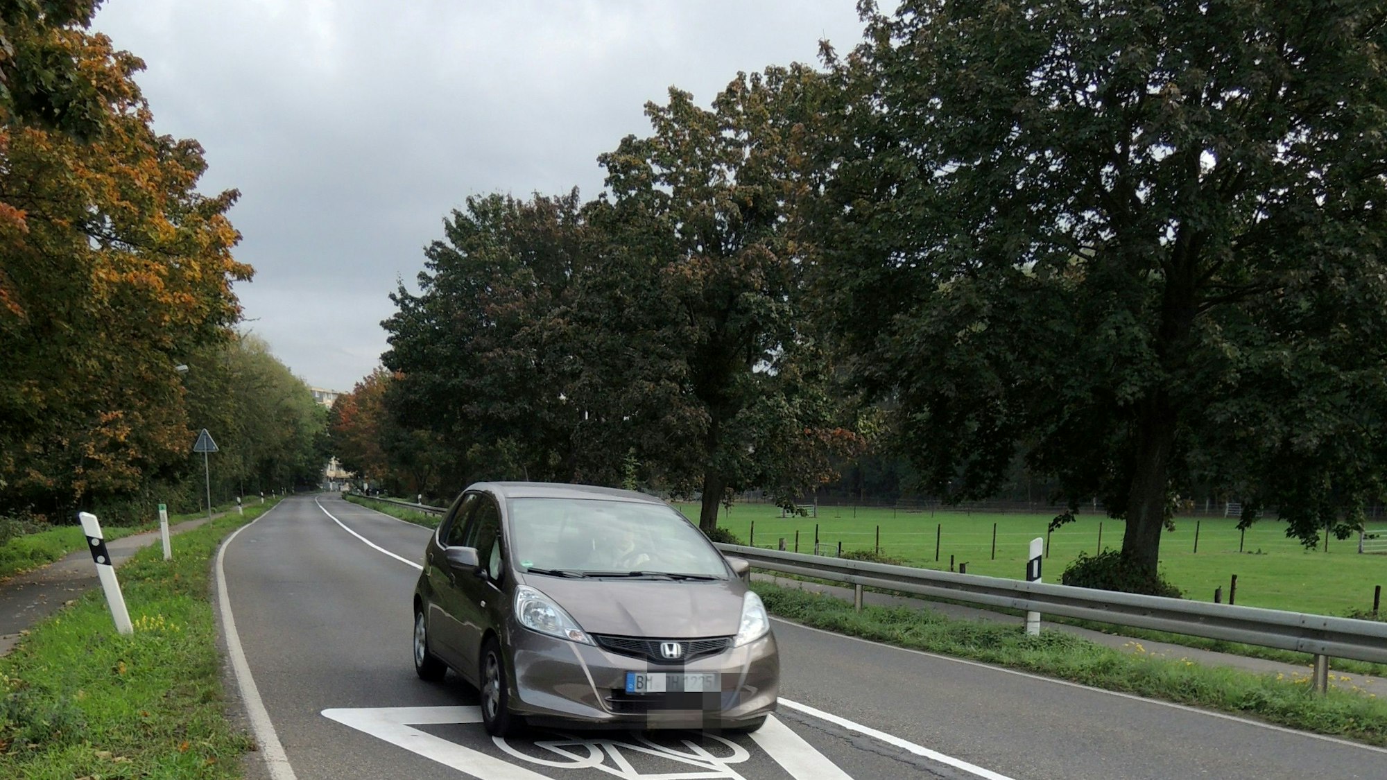 Ein Auto fährt im Oktober 2020 auf der L 277. Links und rechts stehen Bäume.